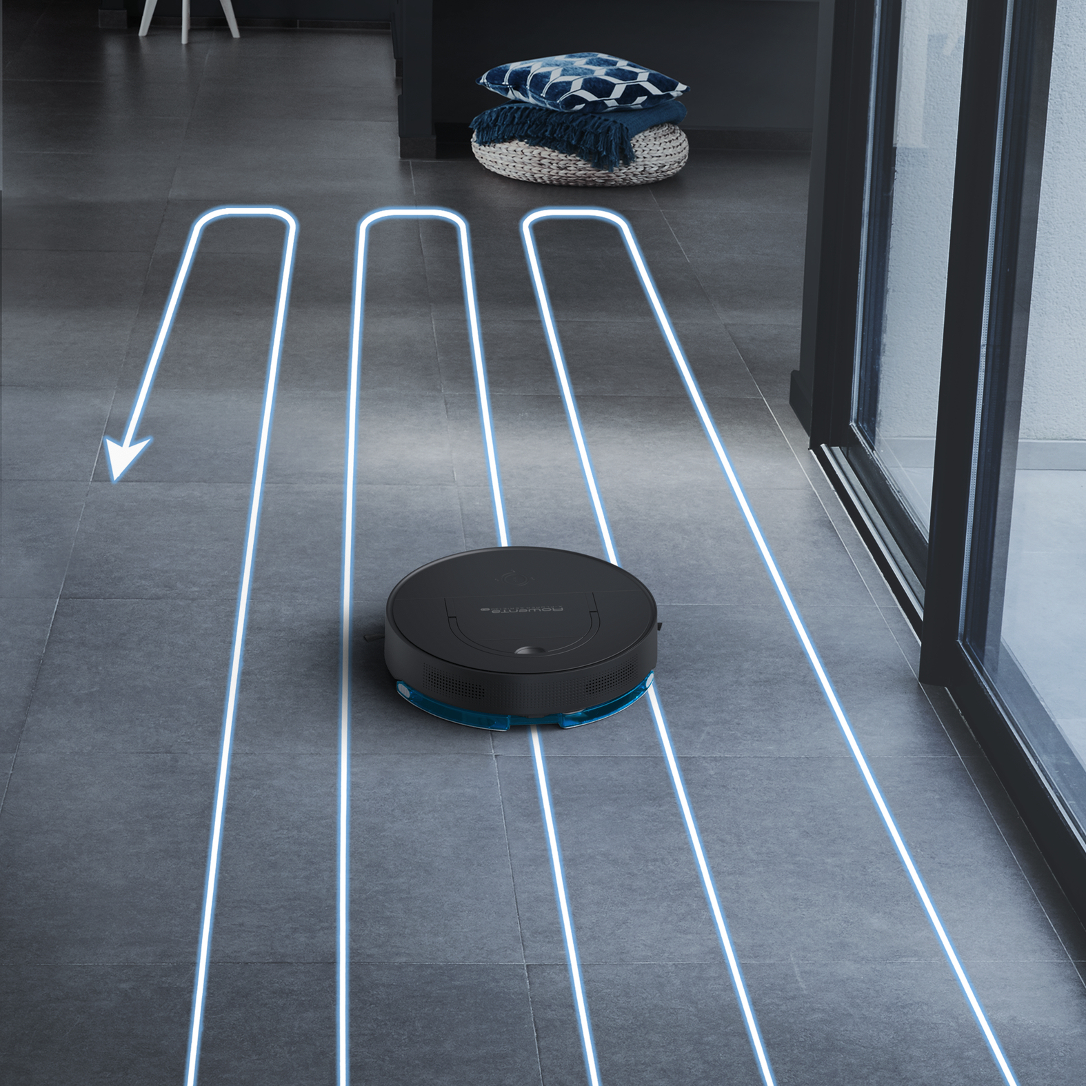 Robot sprzątający czyszczący szarą podłogę wyłożoną kafelkami, pozostawiając niebieski ślad świetlny.