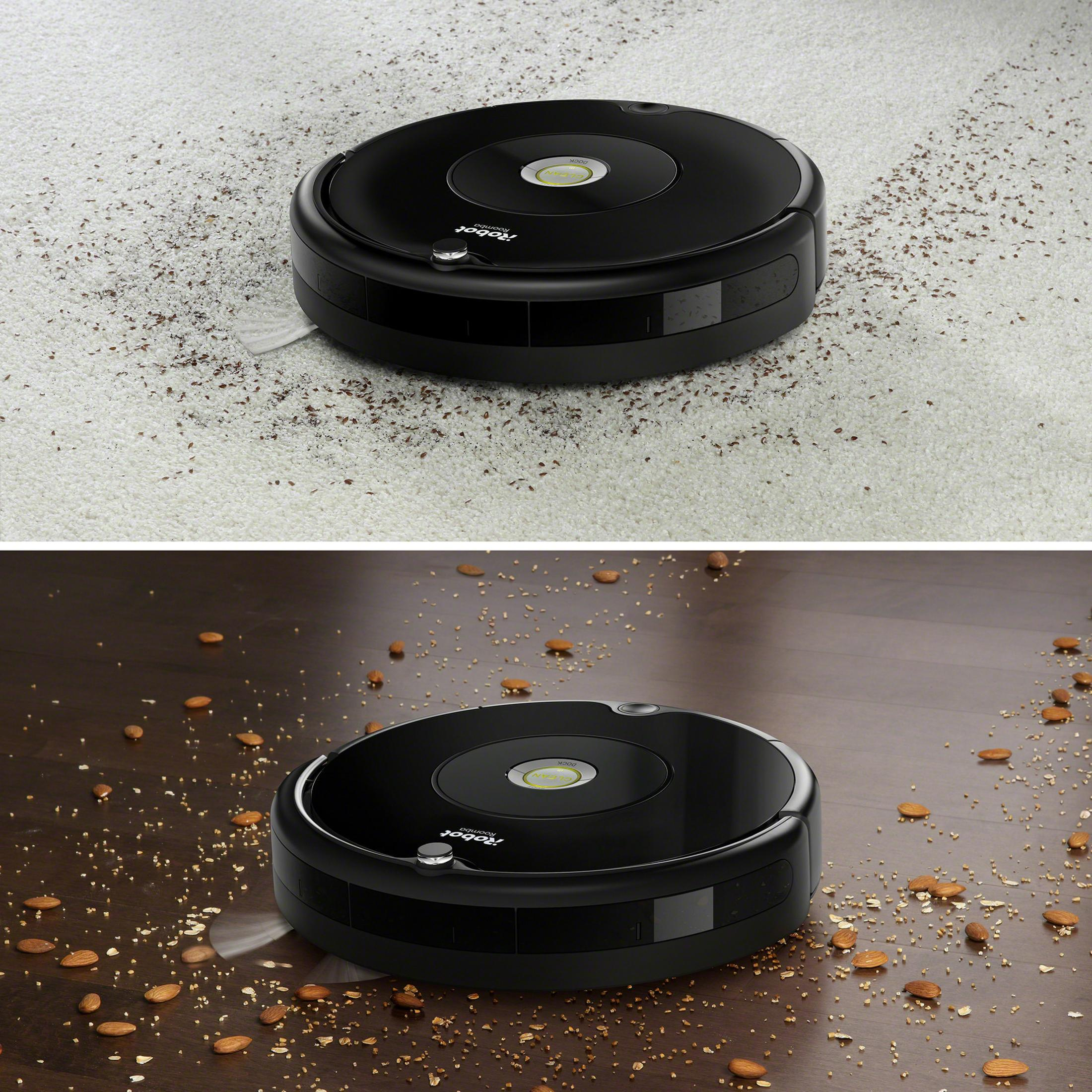Zwei Bilder eines schwarzen Roboter-Staubsaugers, der einen weißen Teppich und einen Holzboden reinigt.