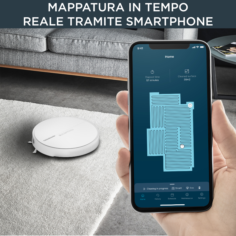 Ręka osoby trzymająca telefon wyświetlający postęp czyszczenia białego odkurzacza automatycznego.