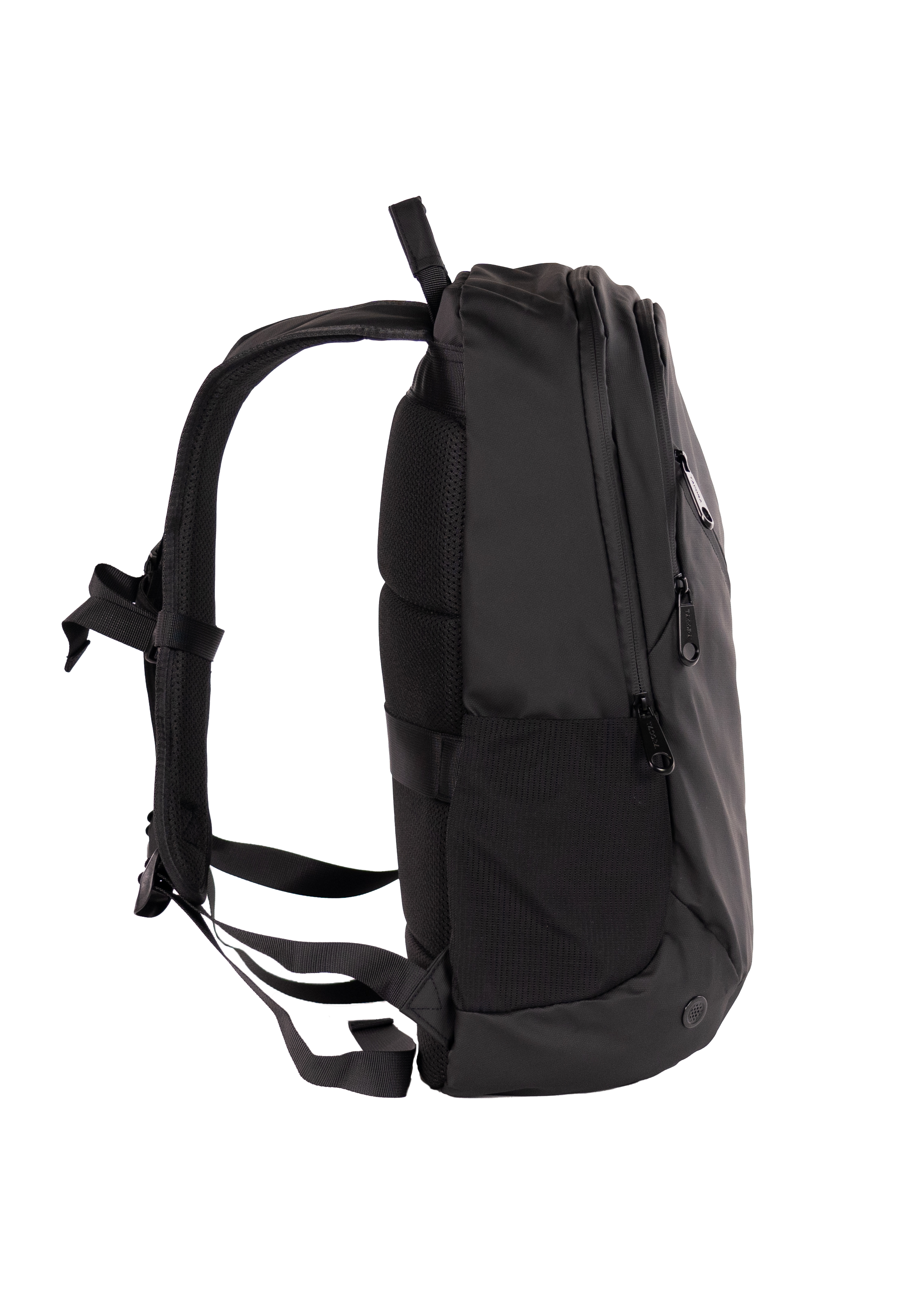 Mochila negra, vista lateral, contra un fondo negro.