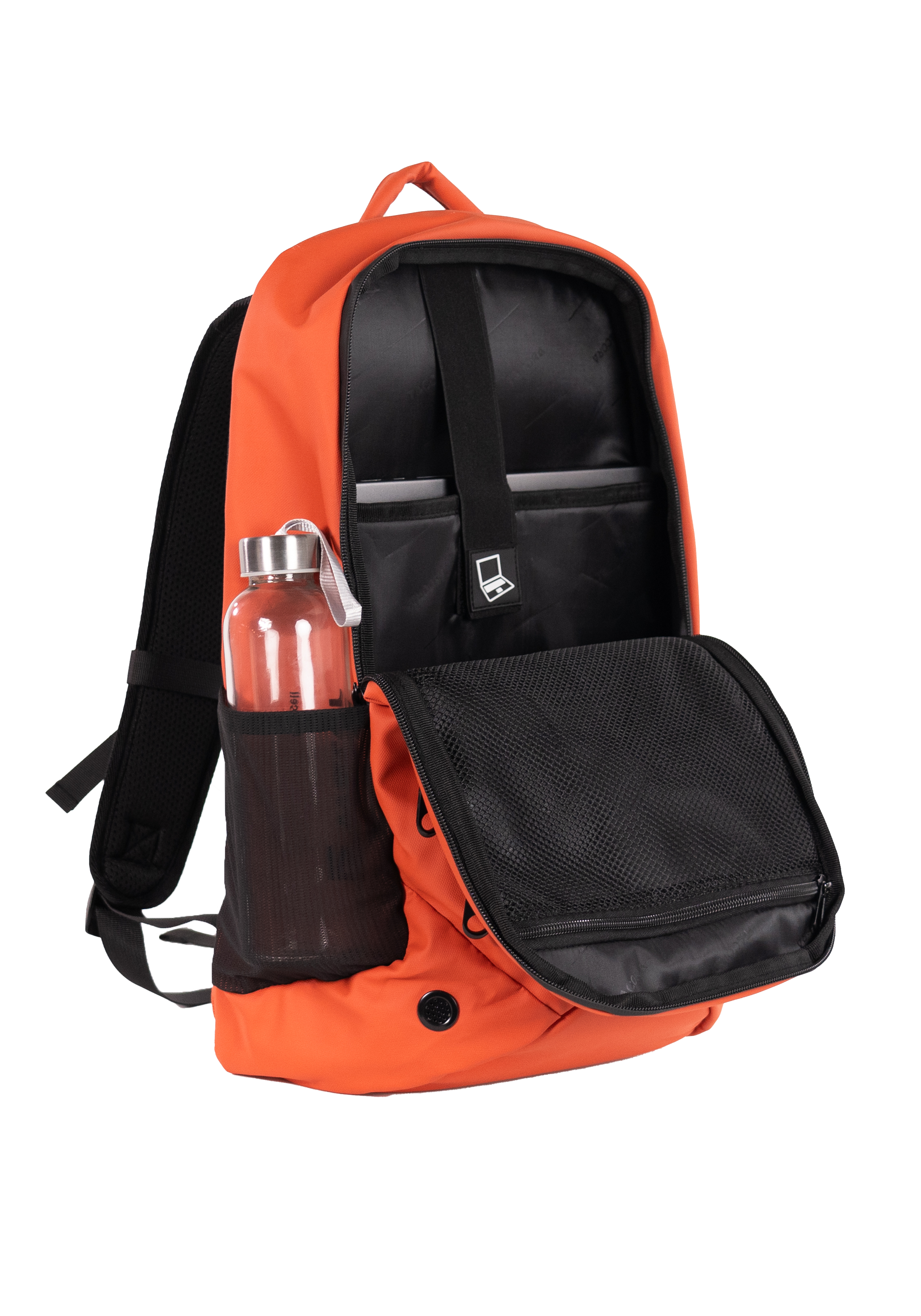 Una mochila naranja con una botella de agua en el bolsillo lateral, malla negra y compartimento para portátil.