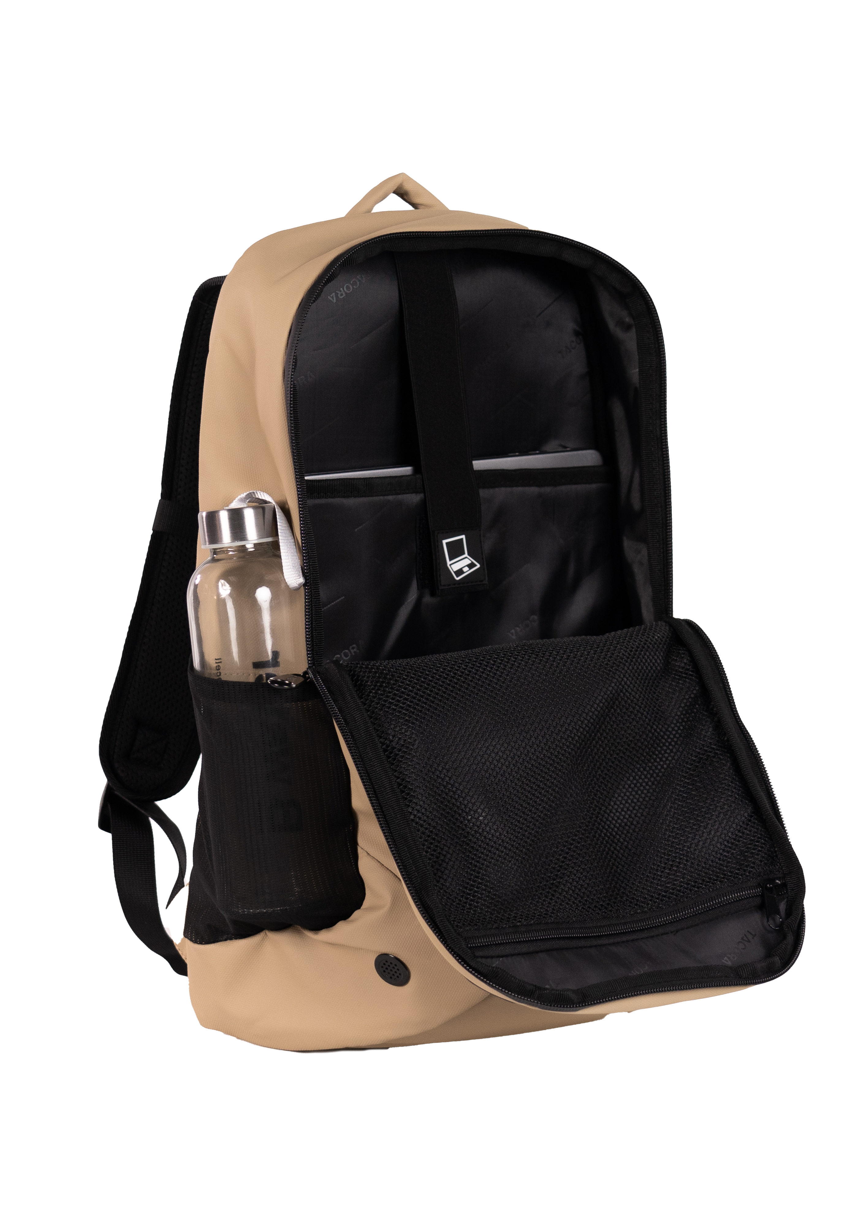 Mochila beige, abierta para mostrar portátil, botella de agua y bolsillos internos.