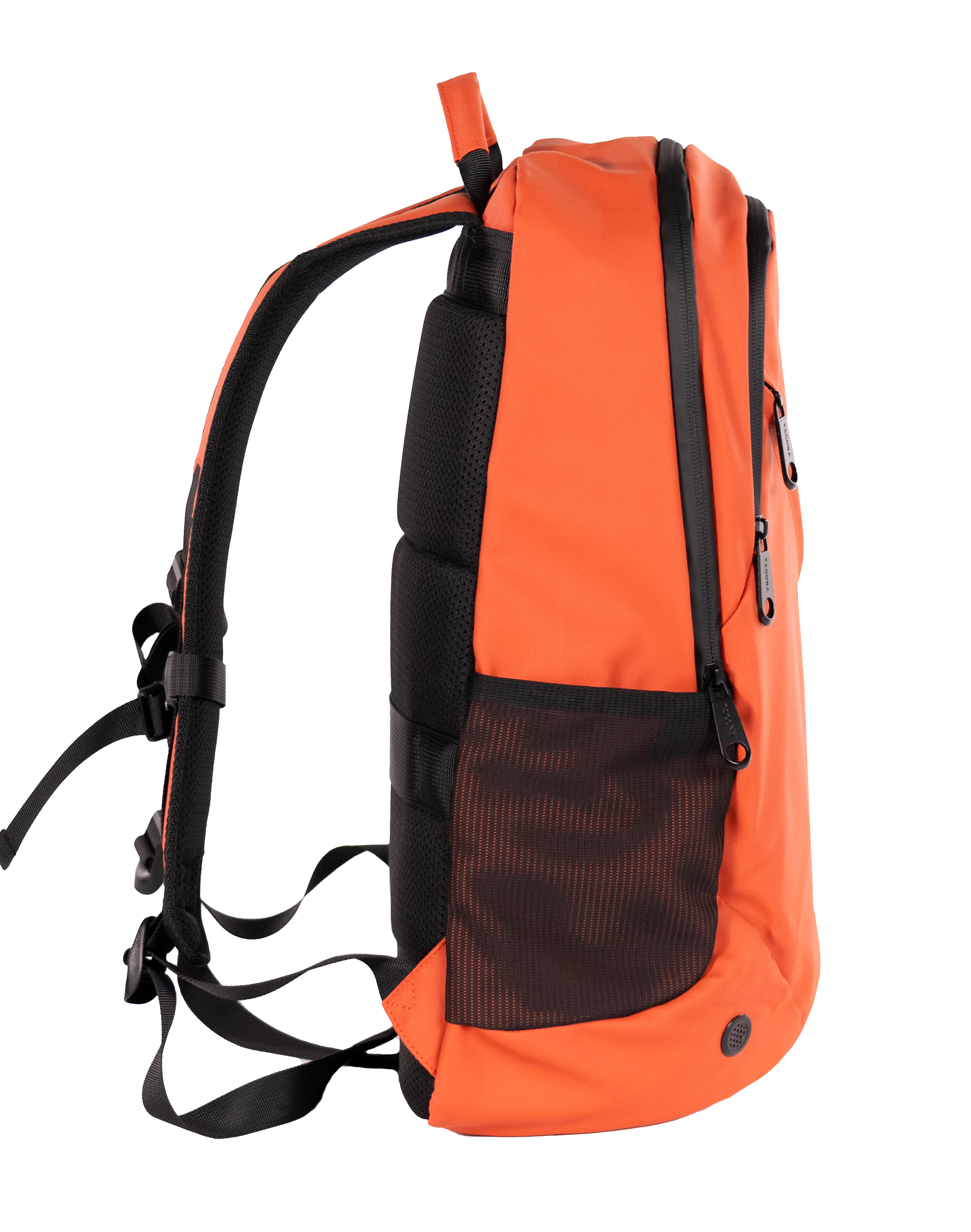 Mochila naranja con detalles negros, vista lateral, aislada sobre fondo negro.