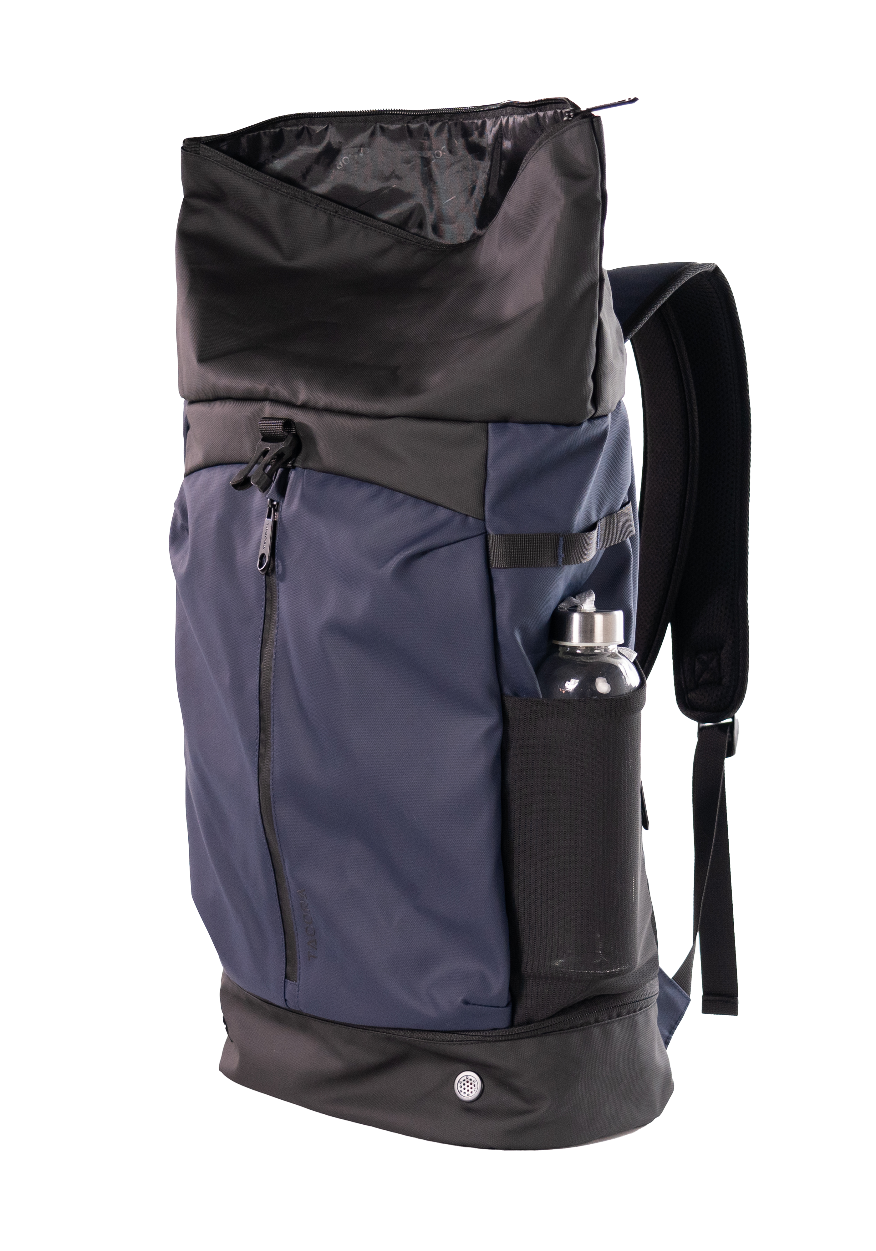 Mochila azul con parte superior negra, botella dentro y correa negra.