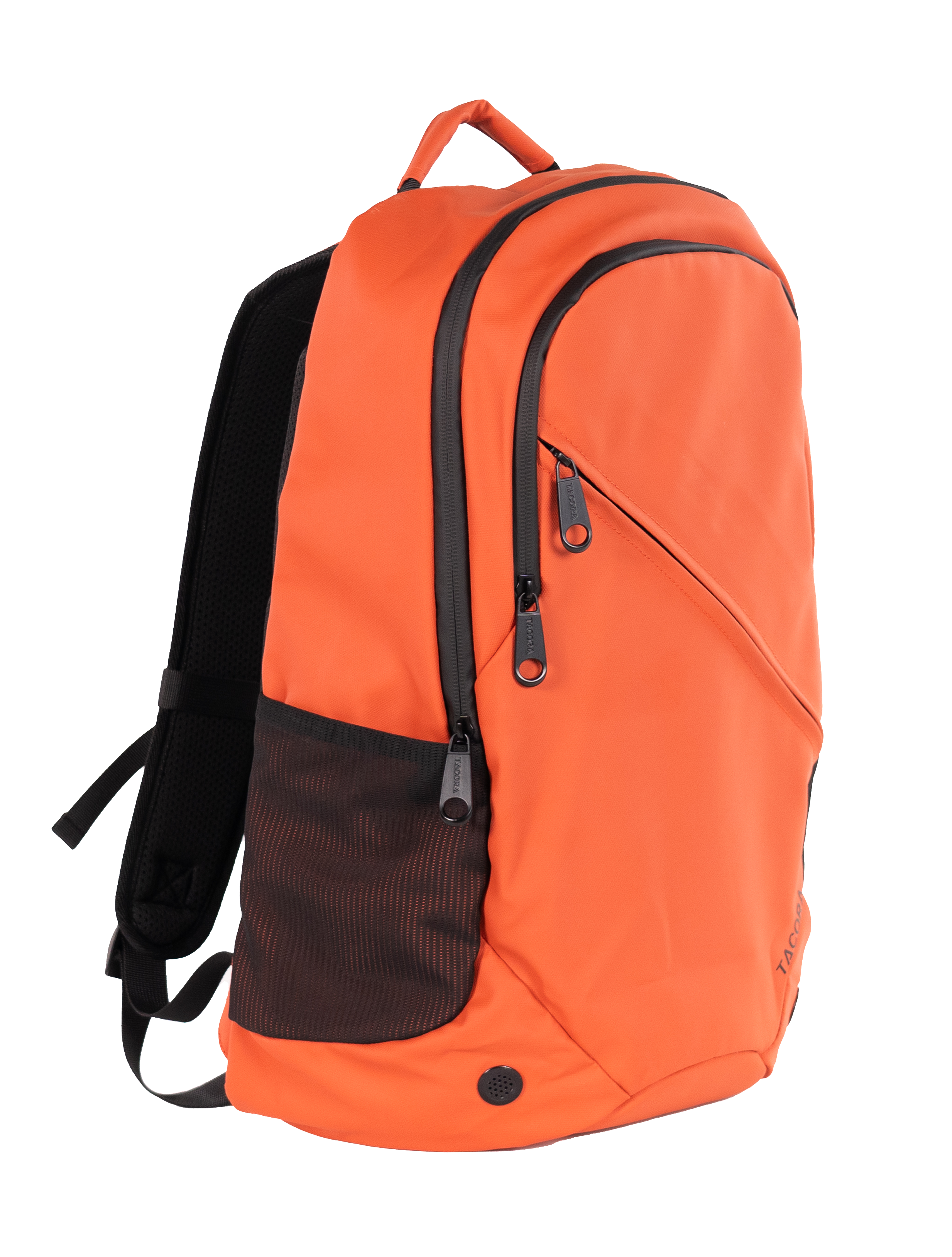 Una mochila Tacro naranja con cremalleras negras y un bolsillo lateral de malla, sobre fondo negro.
