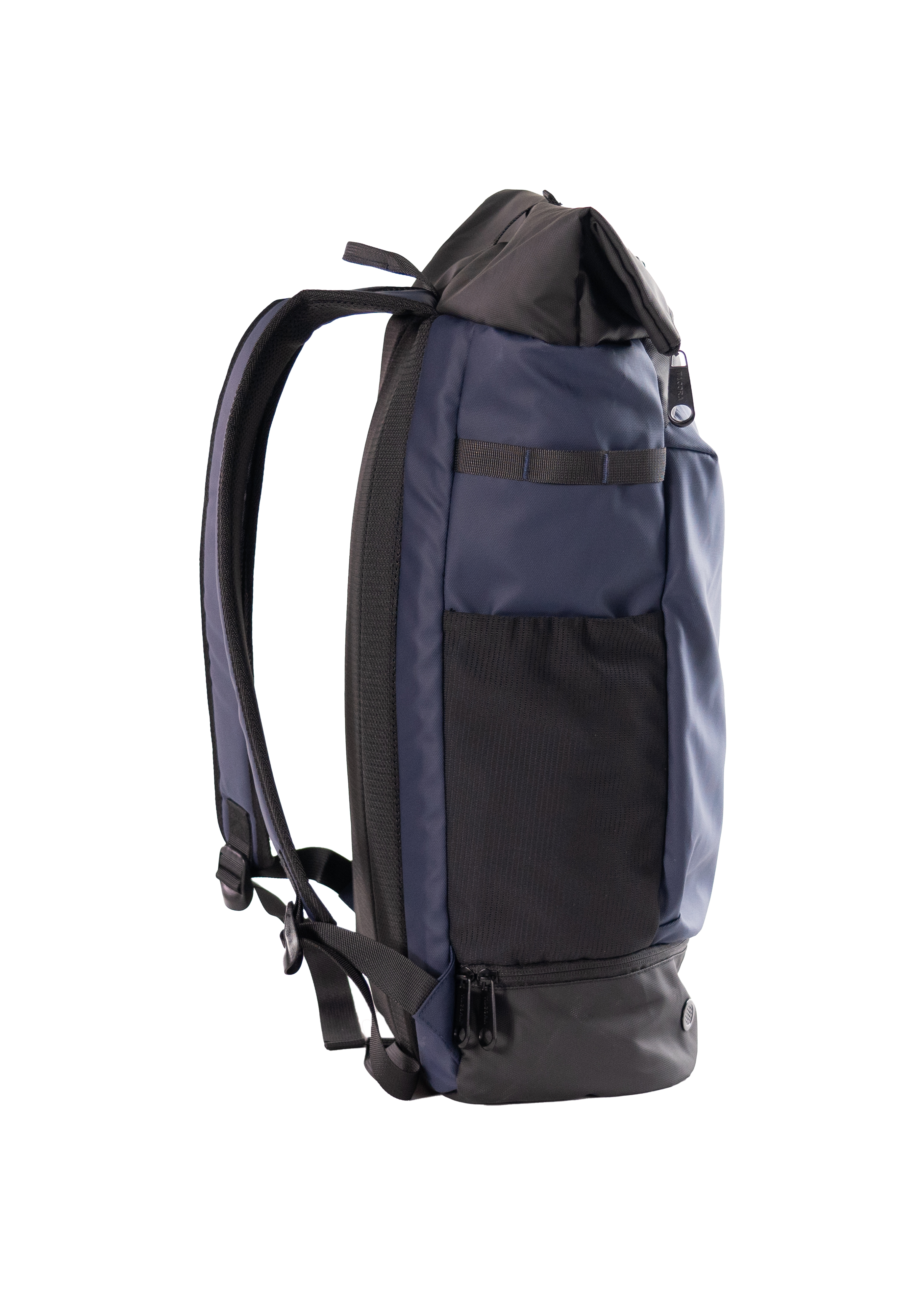 Una mochila azul con un bolsillo delantero negro sobre un fondo negro. Es una vista lateral.