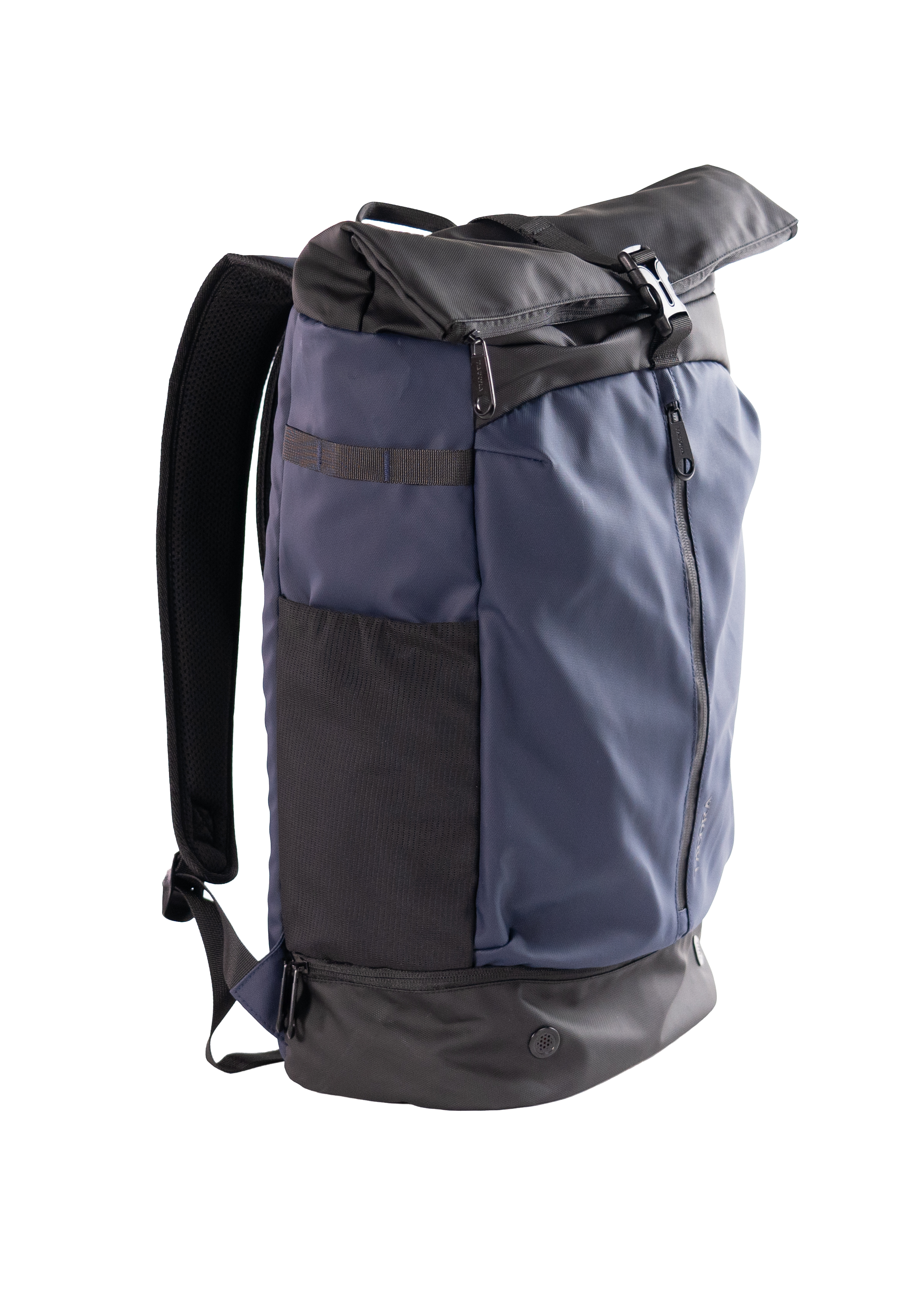 Mochila. Azul y negro. Vista lateral. Tiene cremallera y hebilla. Sobre fondo negro.