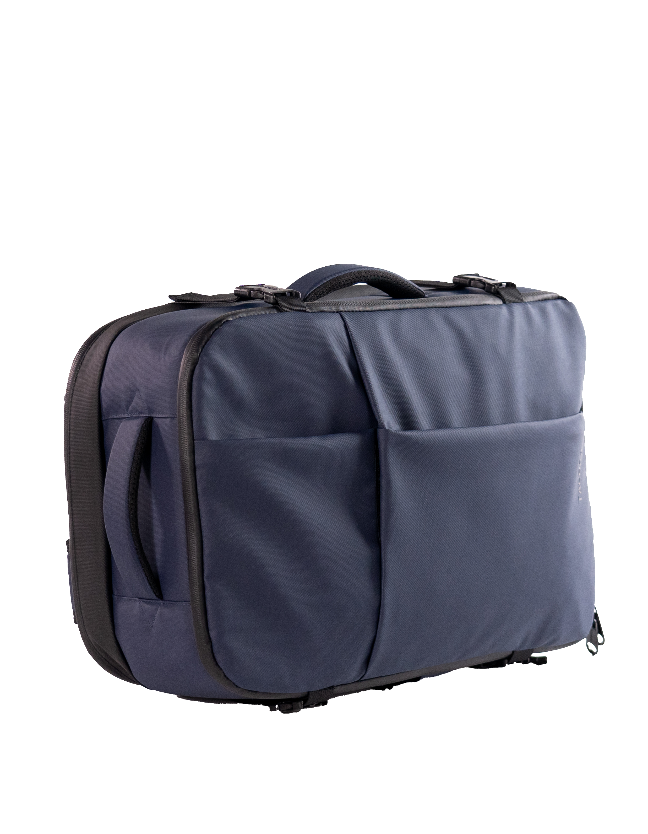Una bolsa de viaje azul. Tiene un asa y un bolsillo. El fondo es negro.