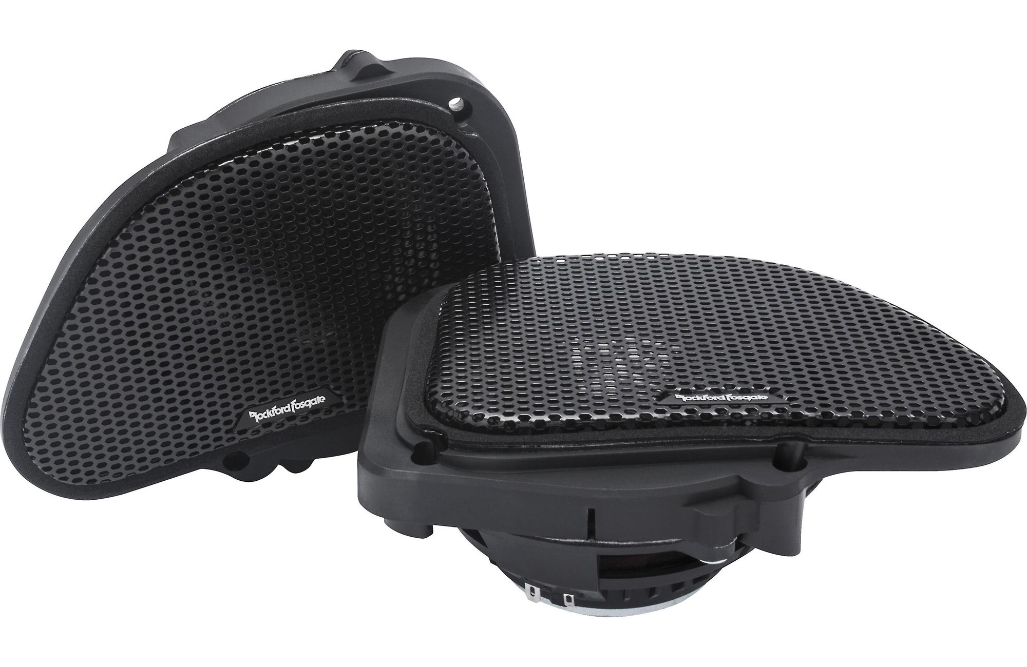 Zwei schwarze Autolautsprecher mit einem Mesh-Grill. Die Lautsprecher sind abgewinkelt, auf einer weißen Oberfläche.