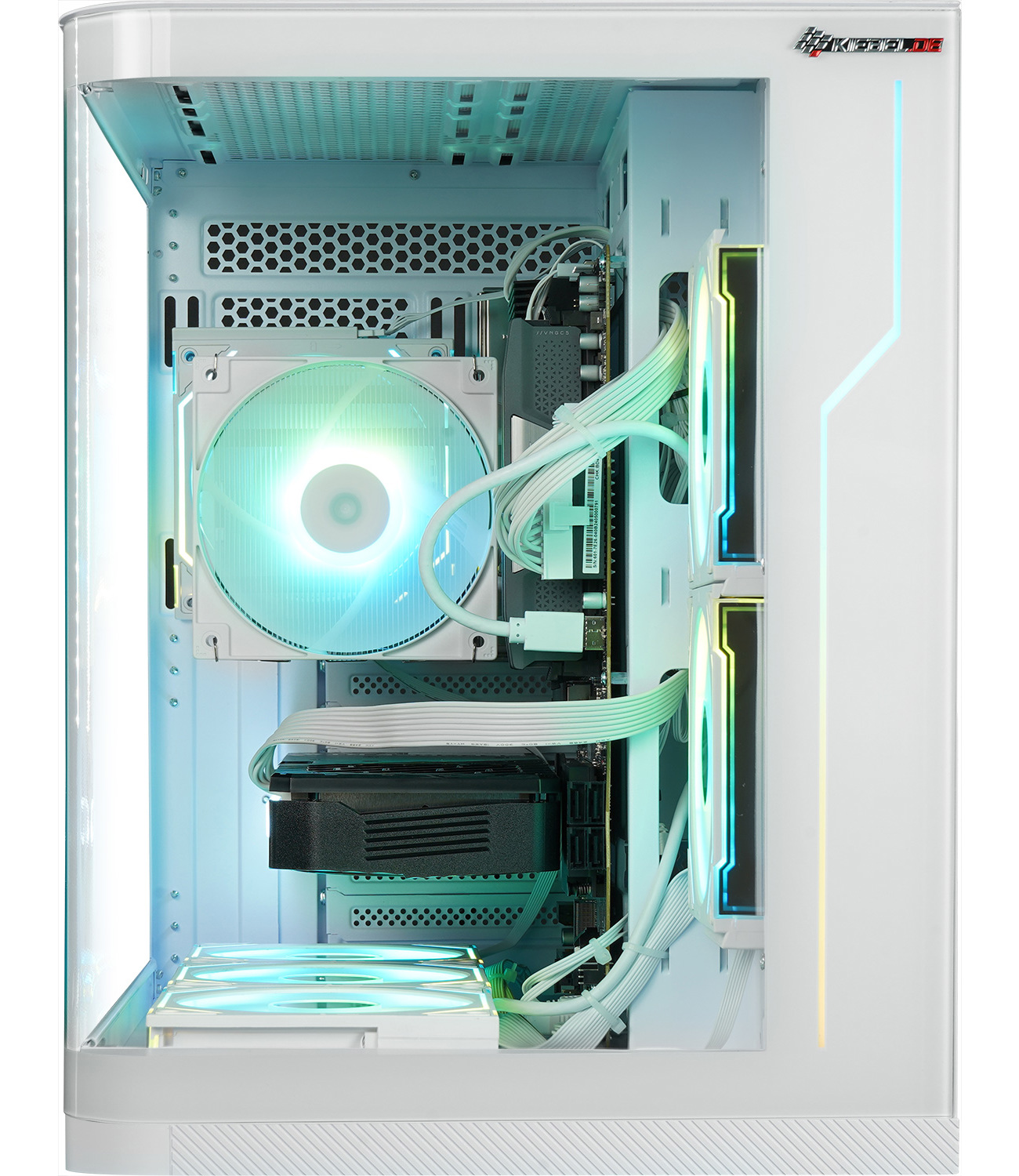 Weißes PC-Gehäuse innen mit Lüfter, Kabeln und Komponenten, beleuchtet mit teal und gelben Lichtern.