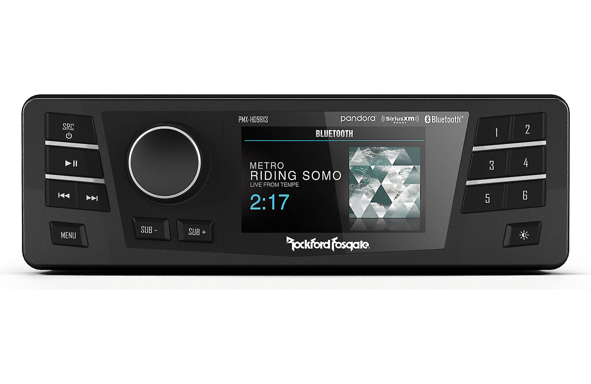 Autoradio mit Bildschirm. Knöpfe und ein Bildschirm mit Musikanzeige. Weißer Hintergrund.
