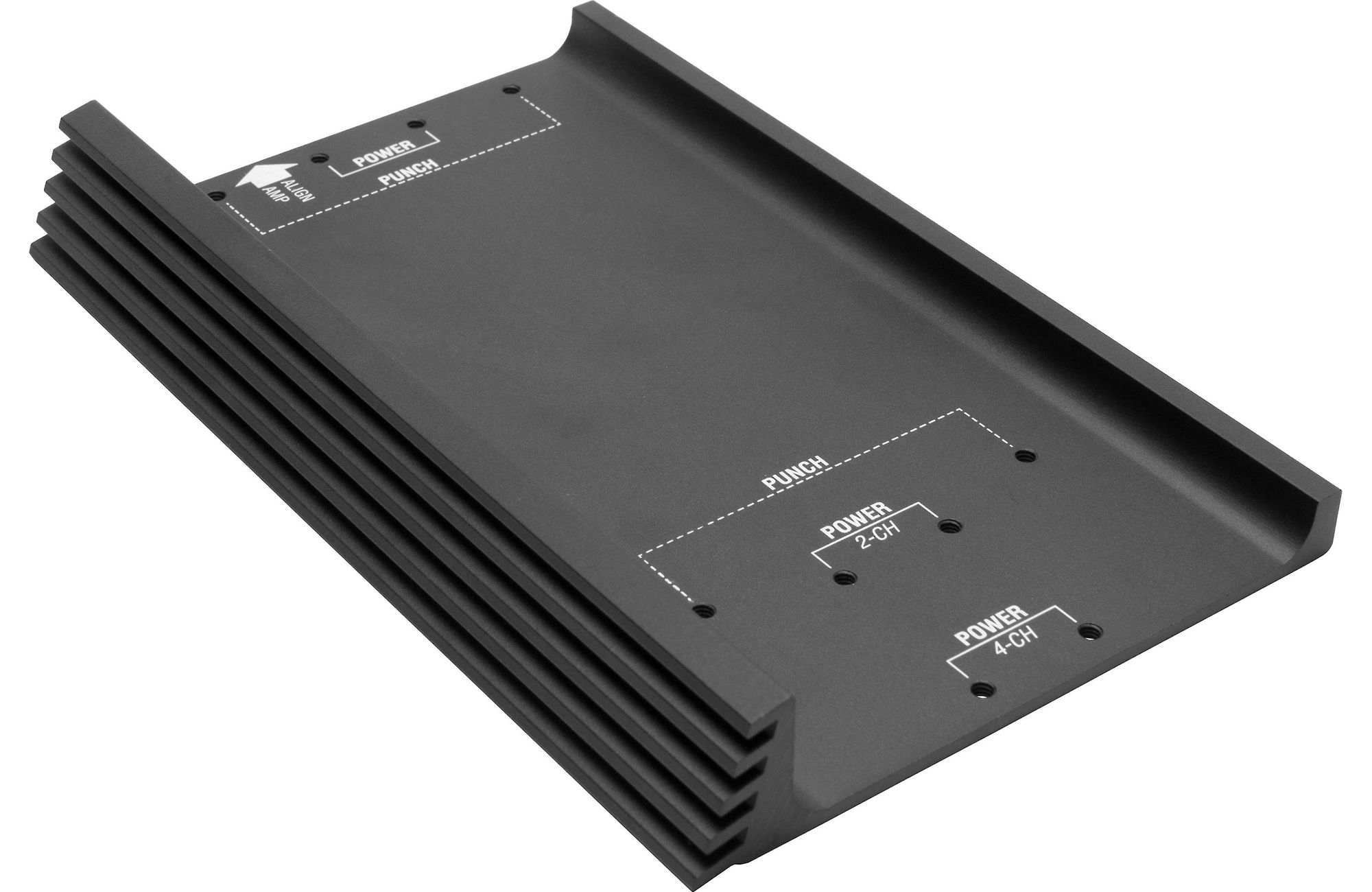 Schwarzes Metallgerät mit Lamellen. Es hat Aufschriften: Align Amp, Punch, Power 2-CH, Power 4-CH. Schräge Ansicht.