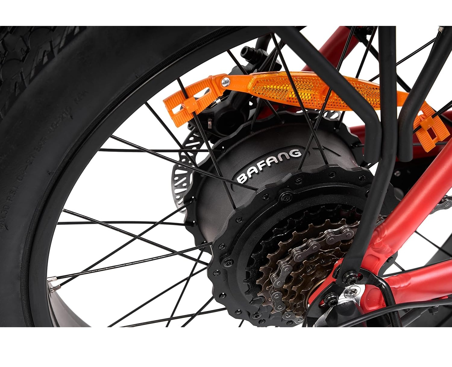 Un primo piano di una ruota di bicicletta rossa con un motore BAFANG e un riflettore arancione.