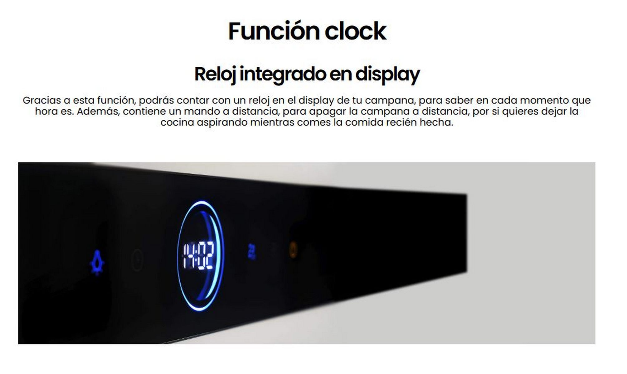 Una campana extractora negra con una pantalla de reloj. Texto blanco en la parte superior. Una vista de cerca.