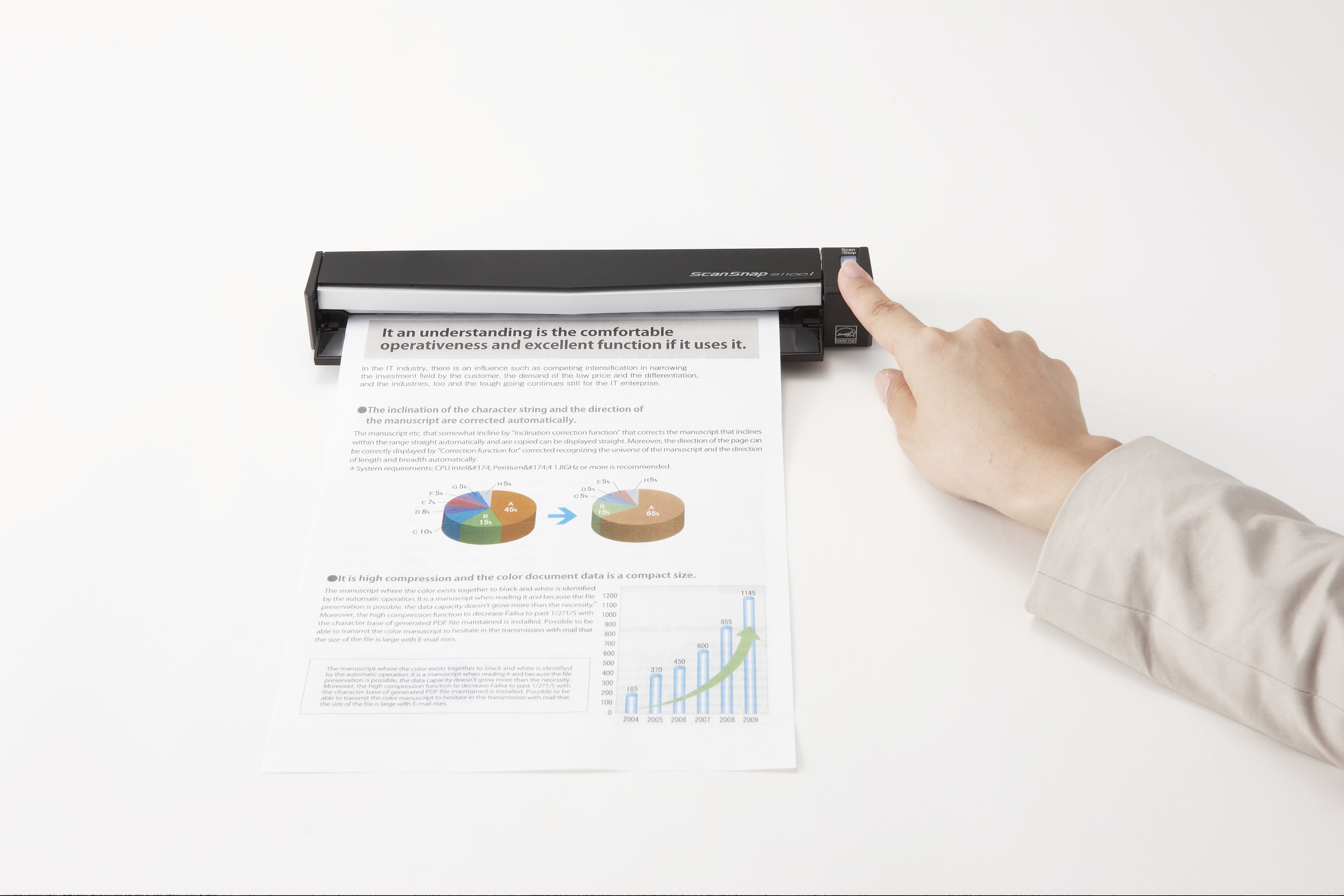 Mano che aziona uno scanner nero. Sfondo bianco con documento stampato.