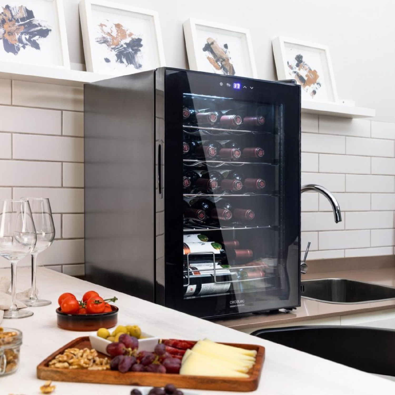 Una vinoteca con botellas de vino dentro, sobre una encimera de cocina con decoración.
