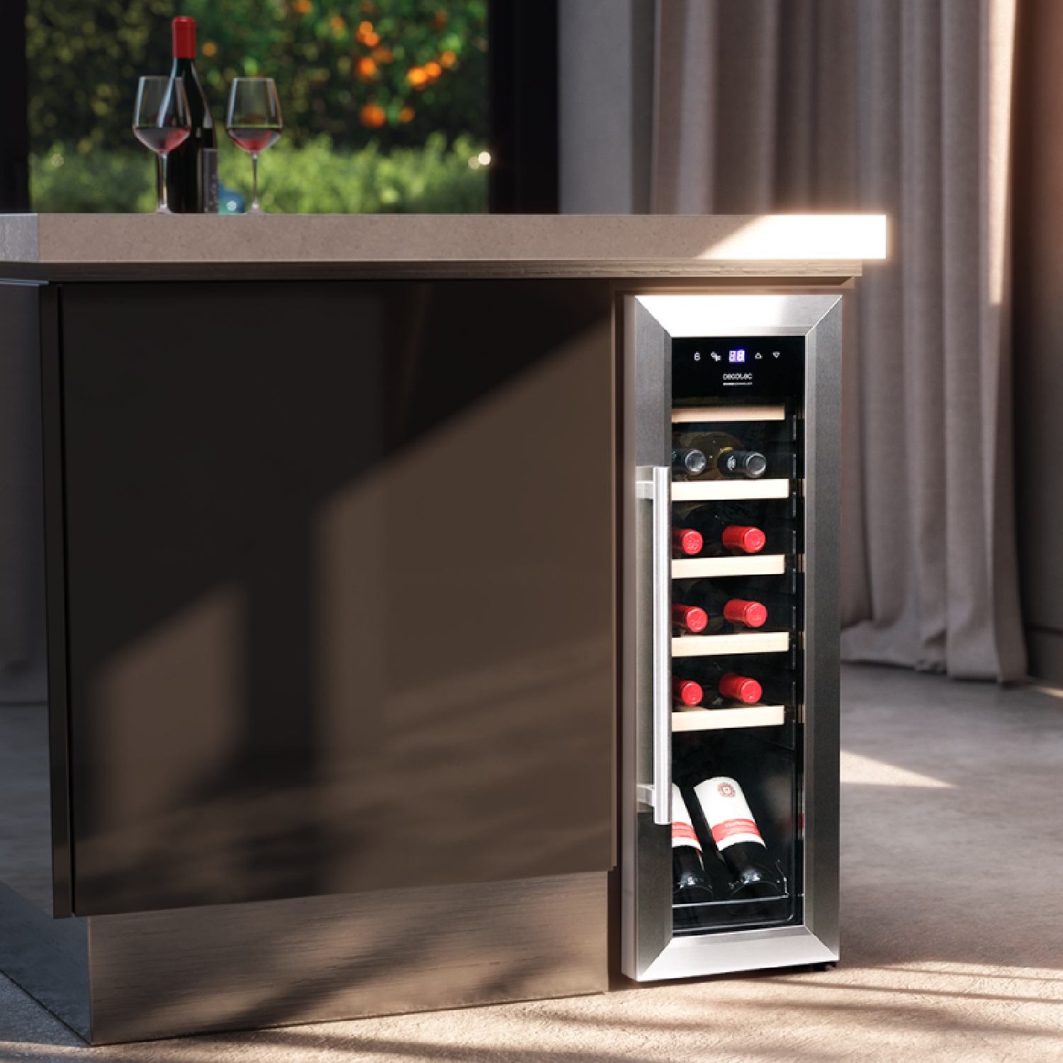 Cantinetta con bottiglie di vino rosso all'interno, posta accanto a un'isola della cucina.