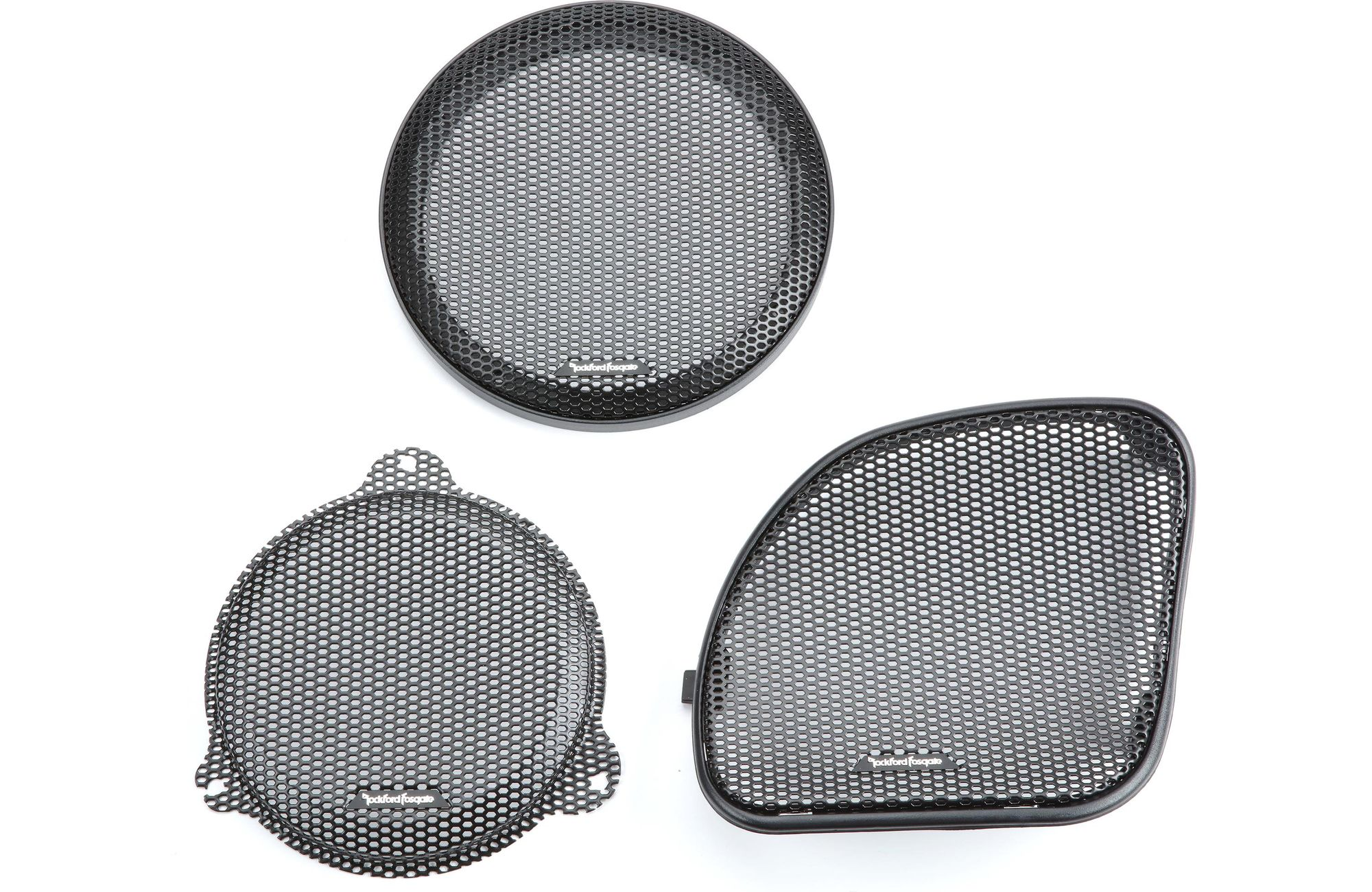 Drei schwarze Rockford Fosgate Lautsprechergitter. Weißer Hintergrund.