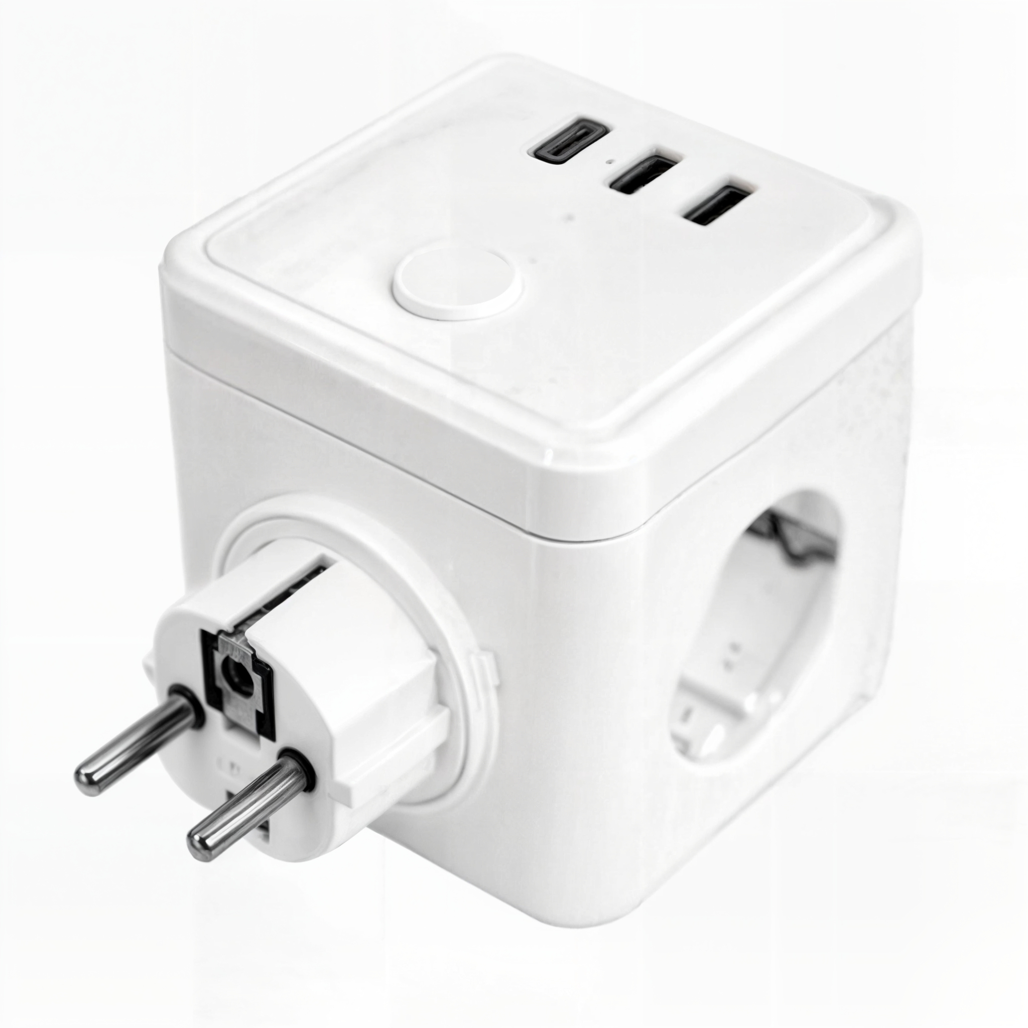 Un adaptador eléctrico blanco con tres puertos USB y un enchufe. Tiene forma de cubo.