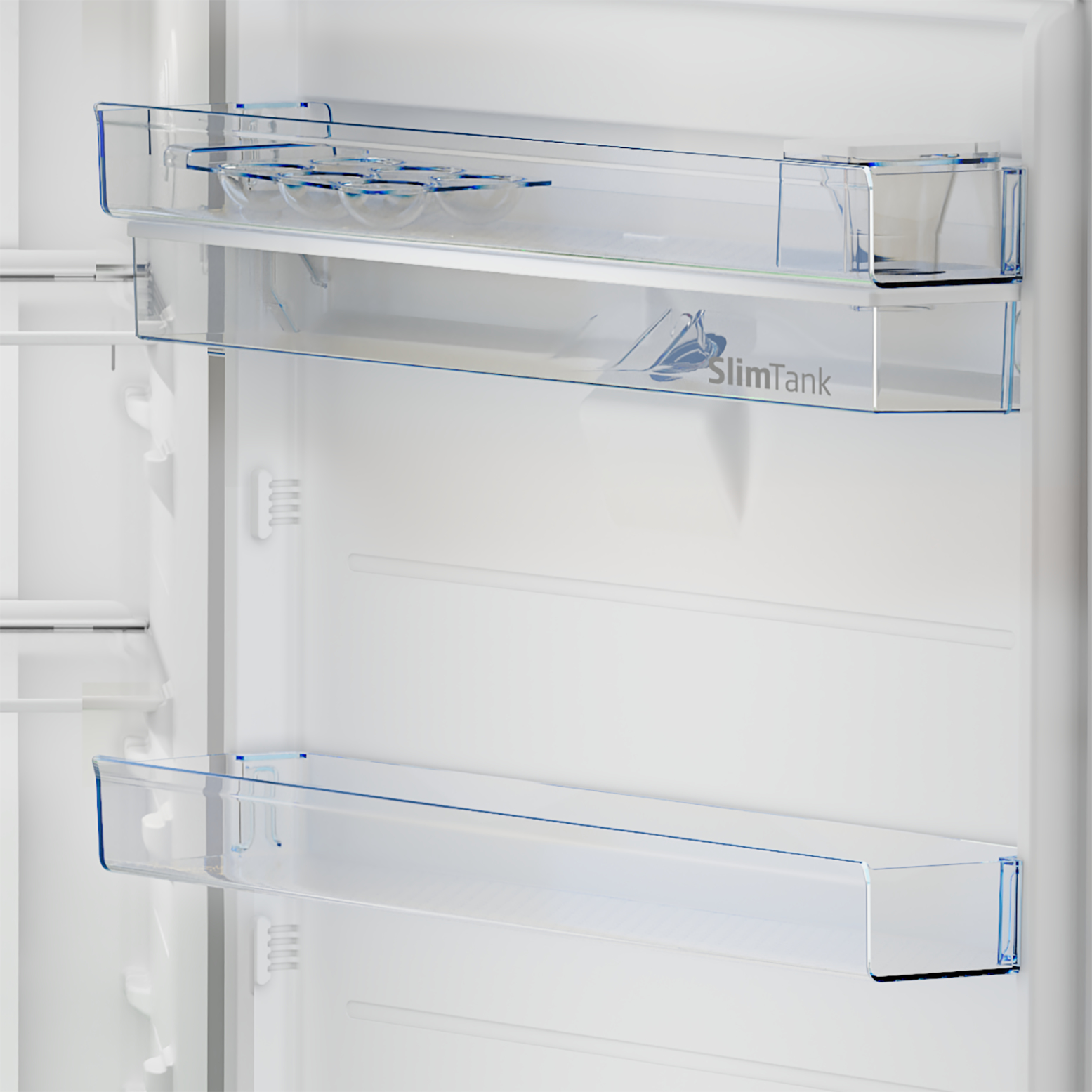 Un frigorifero aperto con ripiani trasparenti e un'etichetta Slim Tank.