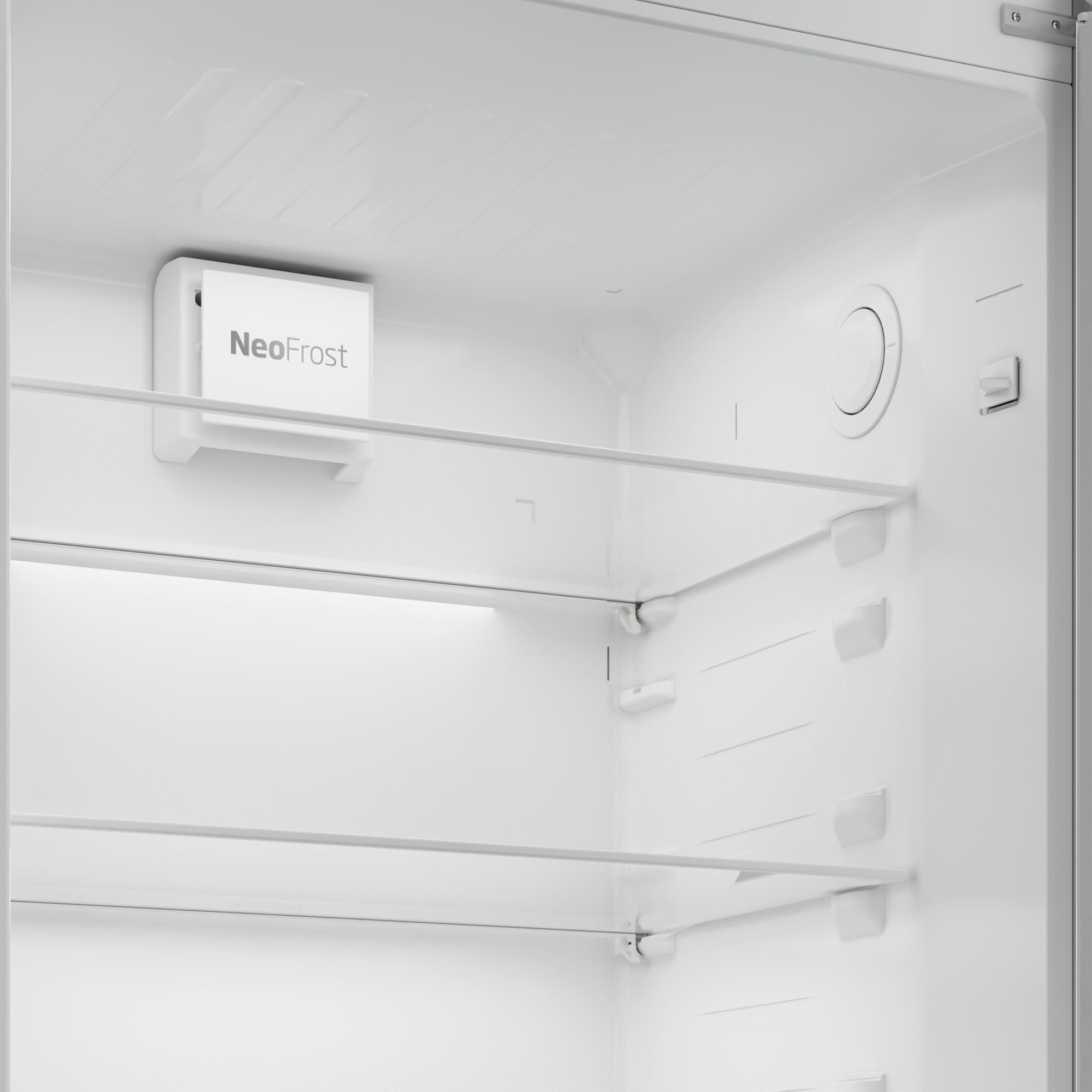 Interno di un frigorifero bianco. Ripiani in vetro, luci a LED e un'etichetta NeoFrost visibile.