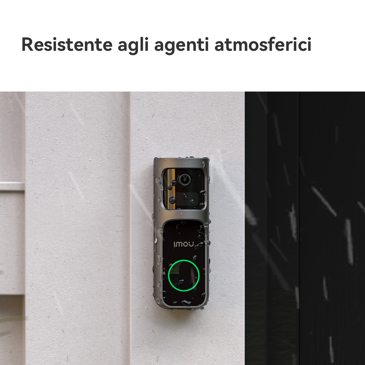 IMOU Türklingelkamera. Regen fällt. Graue Türklingel an weißer Wand. Text: Resistente agli agenti atmosferici.