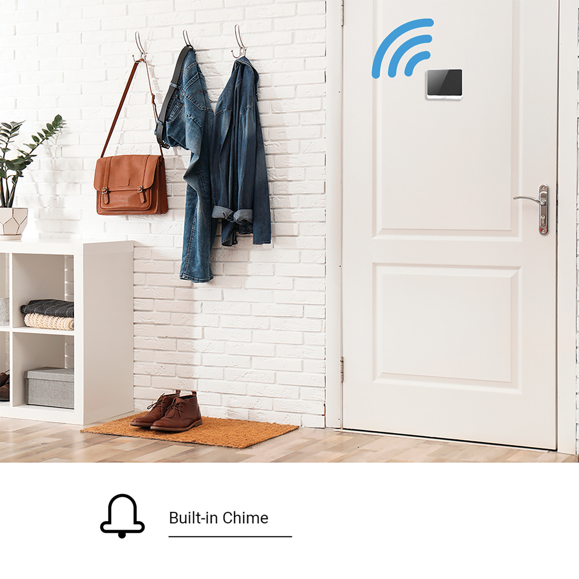 Puerta blanca con timbre inteligente. Accesorios en la pared, zapatos en la alfombra.