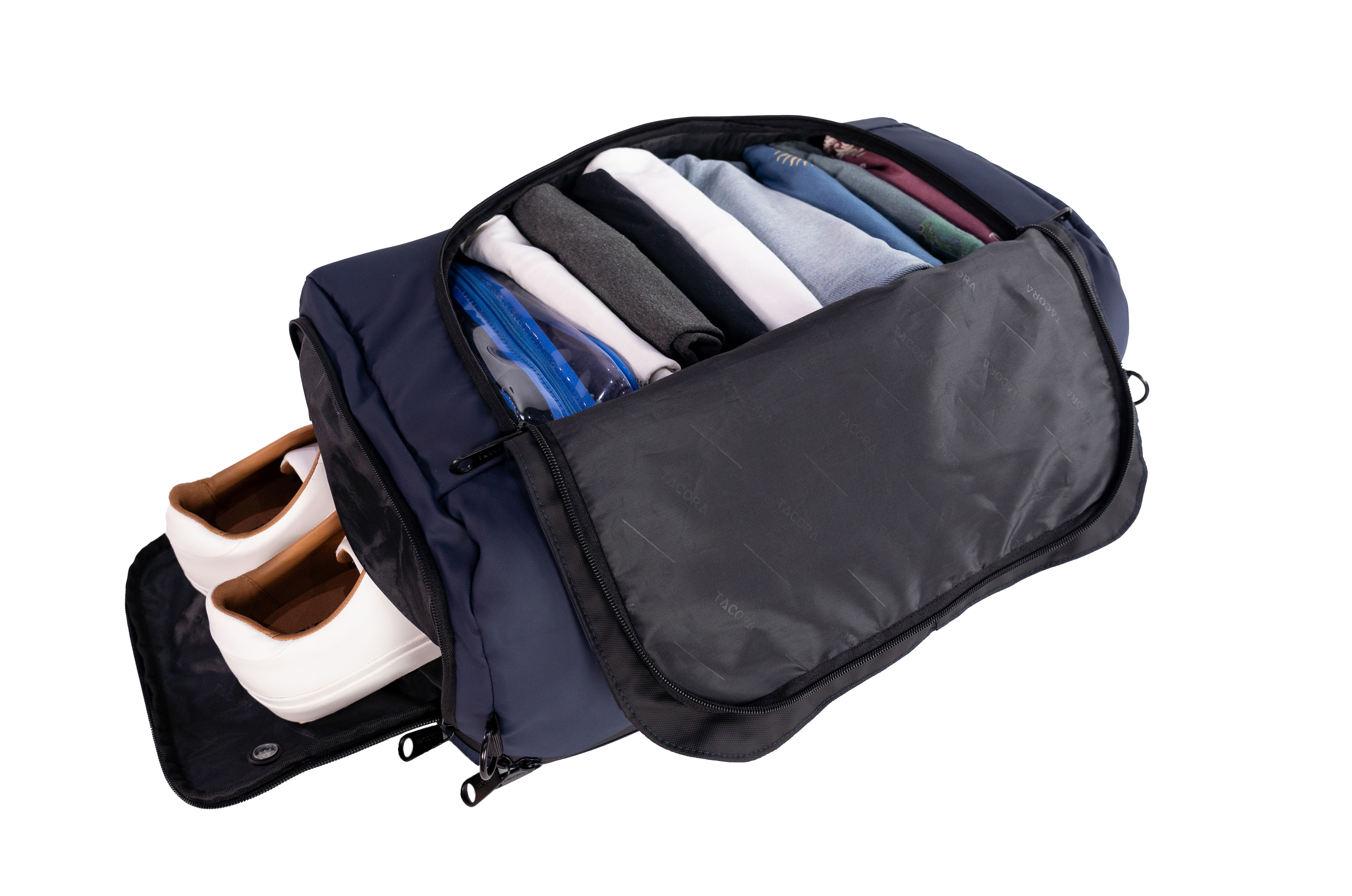 Bolsa de viaje abierta con ropa doblada y zapatos. Exterior azul oscuro, interior negro con artículos.