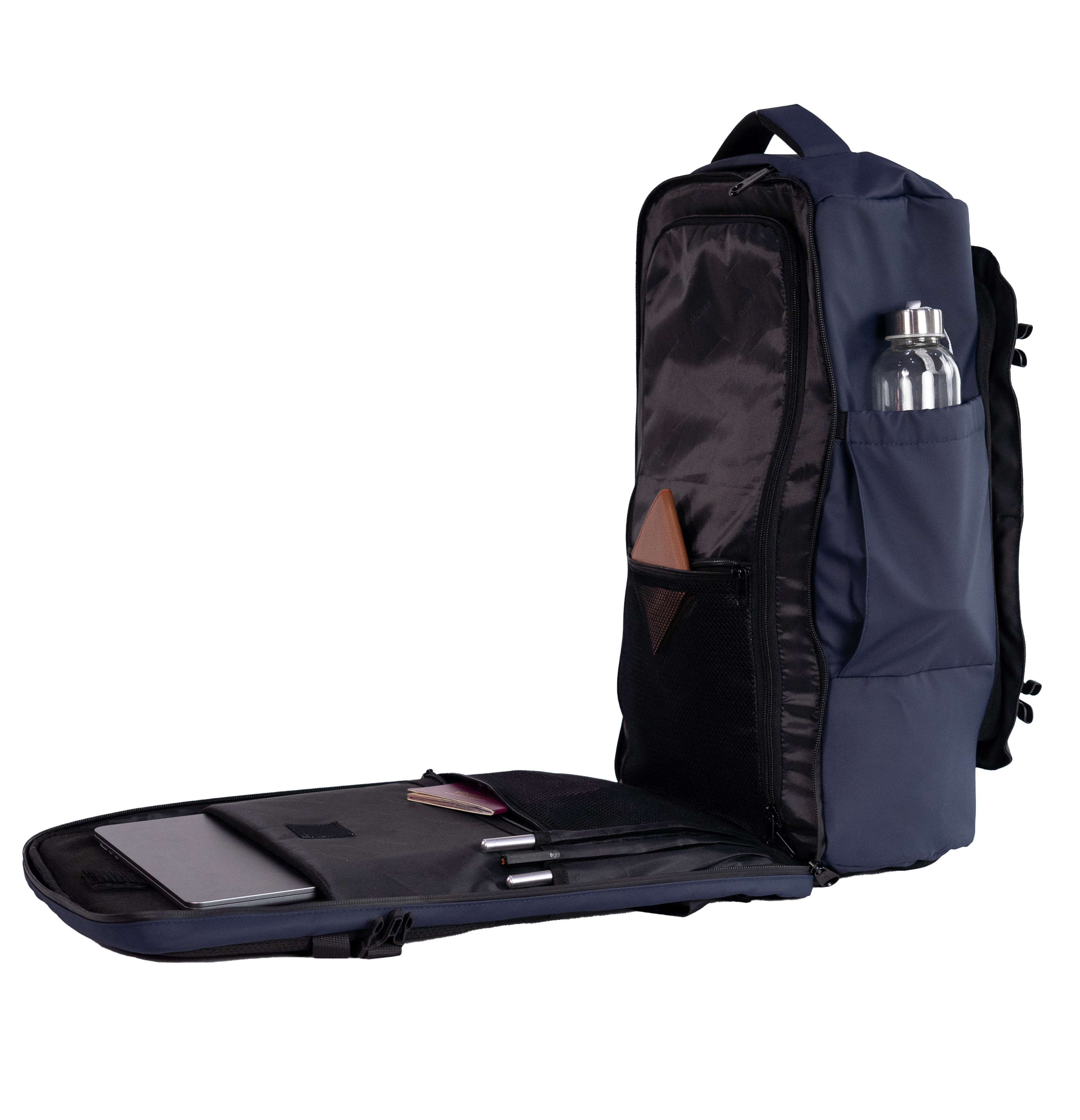 Una mochila está abierta. Dentro hay objetos. El fondo es negro.