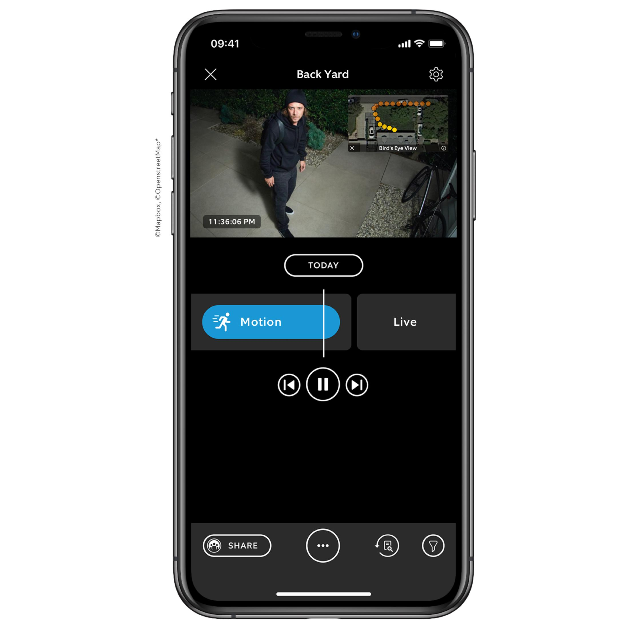 Ekran smartfona pokazujący transmisję na żywo z aplikacji Ring. Pokazuje osobę na podwórku z opcjami ruchu i na żywo.