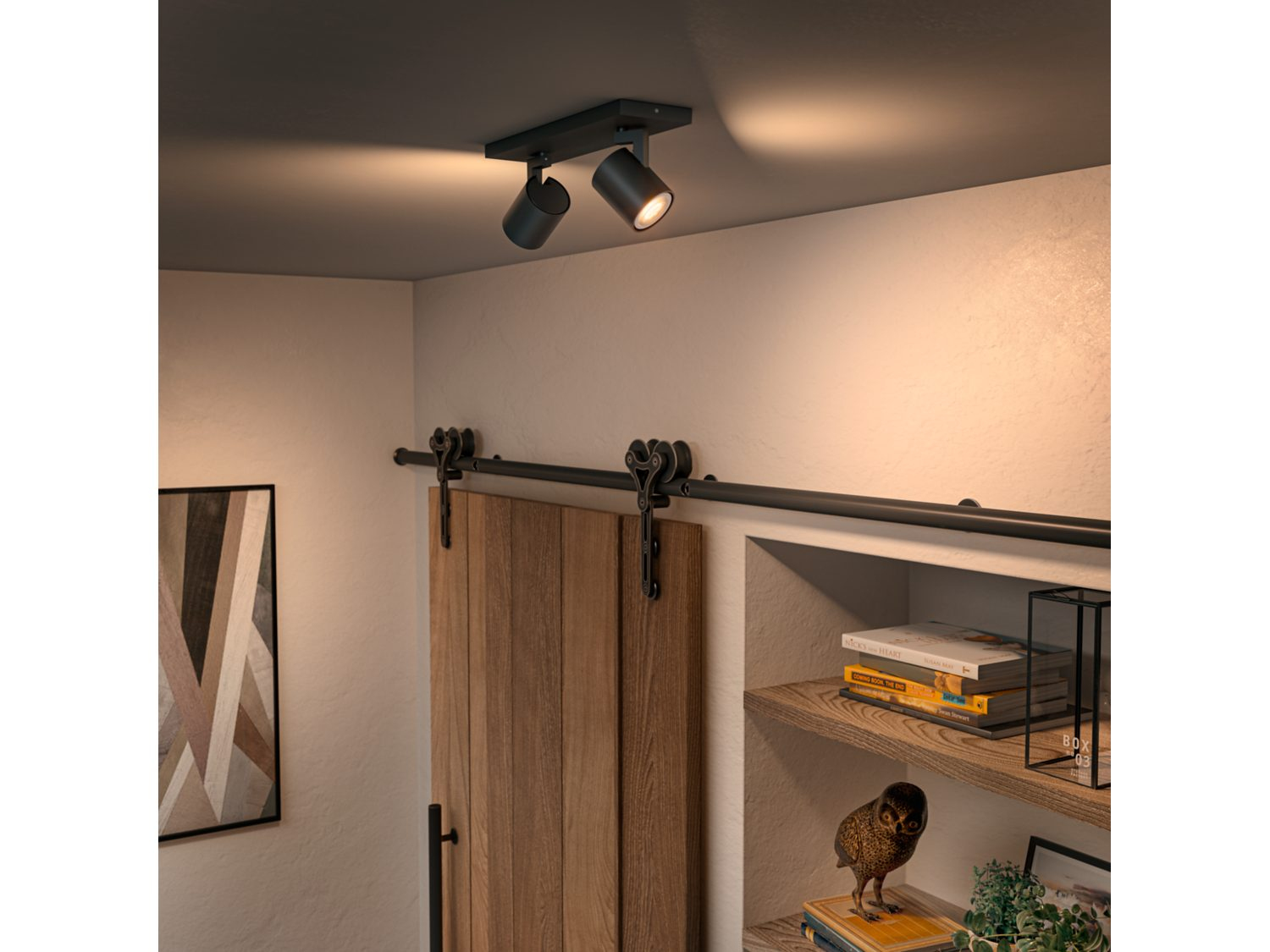 Twee spots zijn op het plafond gemonteerd. De scène is in een appartement.