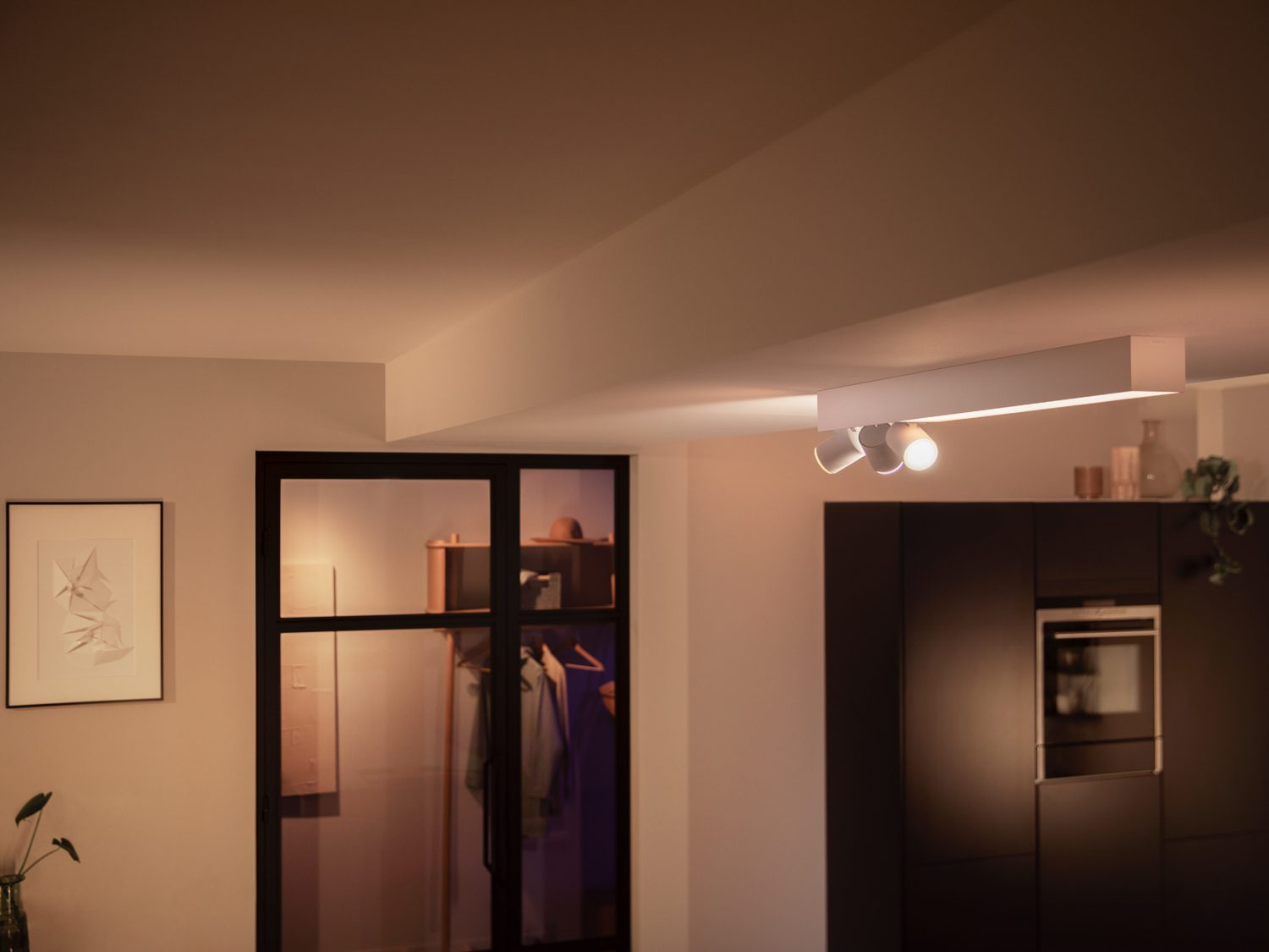 Plafondarmatuur met drie verstelbare spots, binnenshuis.