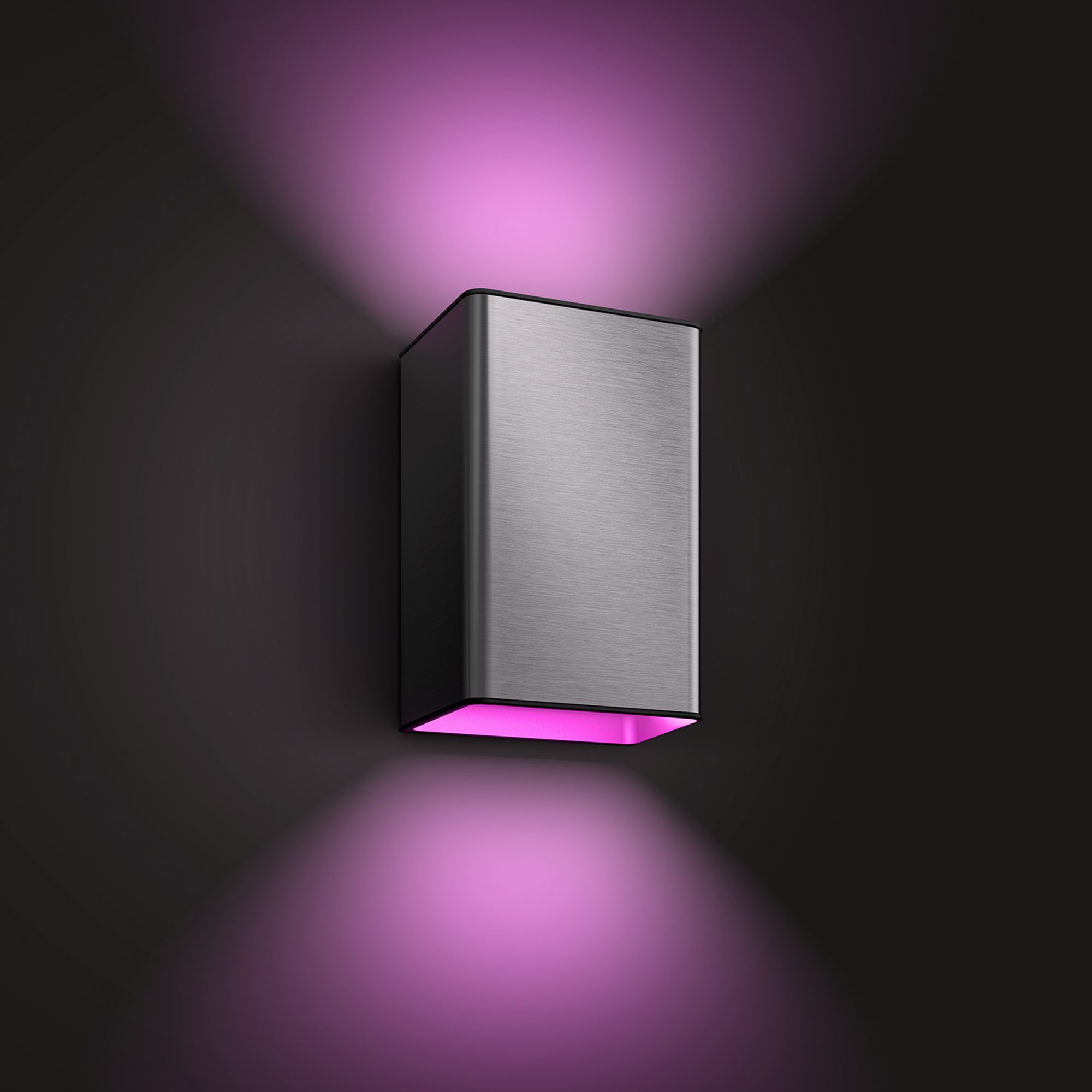 Une applique murale rectangulaire argentée avec une lumière rose émettant vers le haut et vers le bas sur un fond sombre.