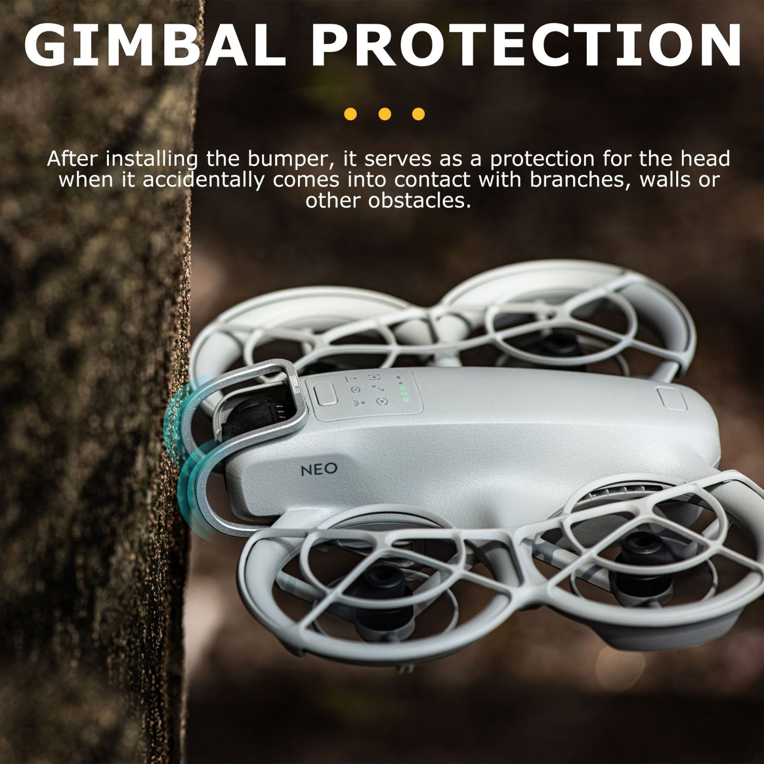 Un drone è vicino a un albero, con protezione del gimbal. Lo sfondo è sfocato.