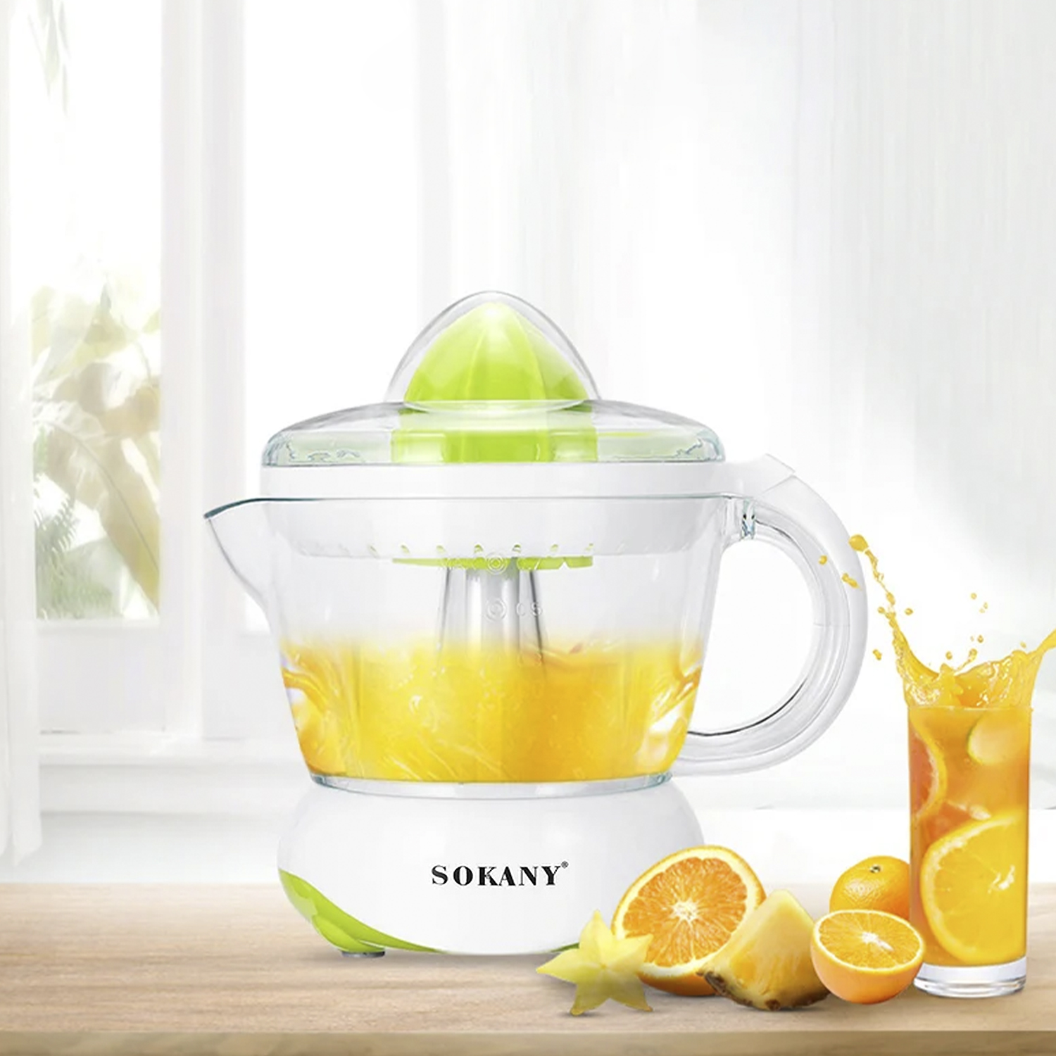 Estrattore di succo, coperchio trasparente, base bianca, con arance, succo e un bicchiere.