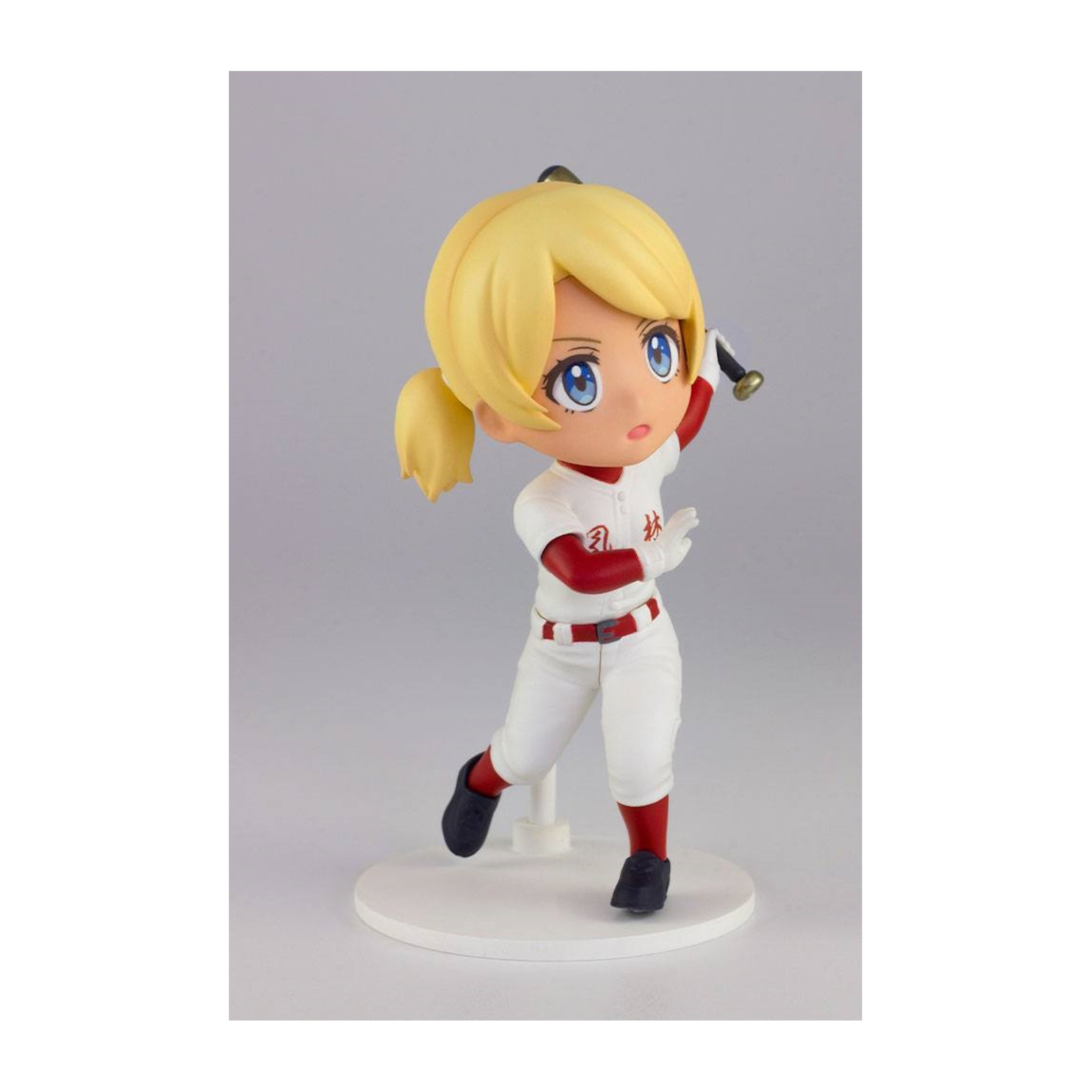 Anime-Figur eines Mädchens in Baseball-Uniform, das einen Schläger hält und in Schlaghaltung verharrt.