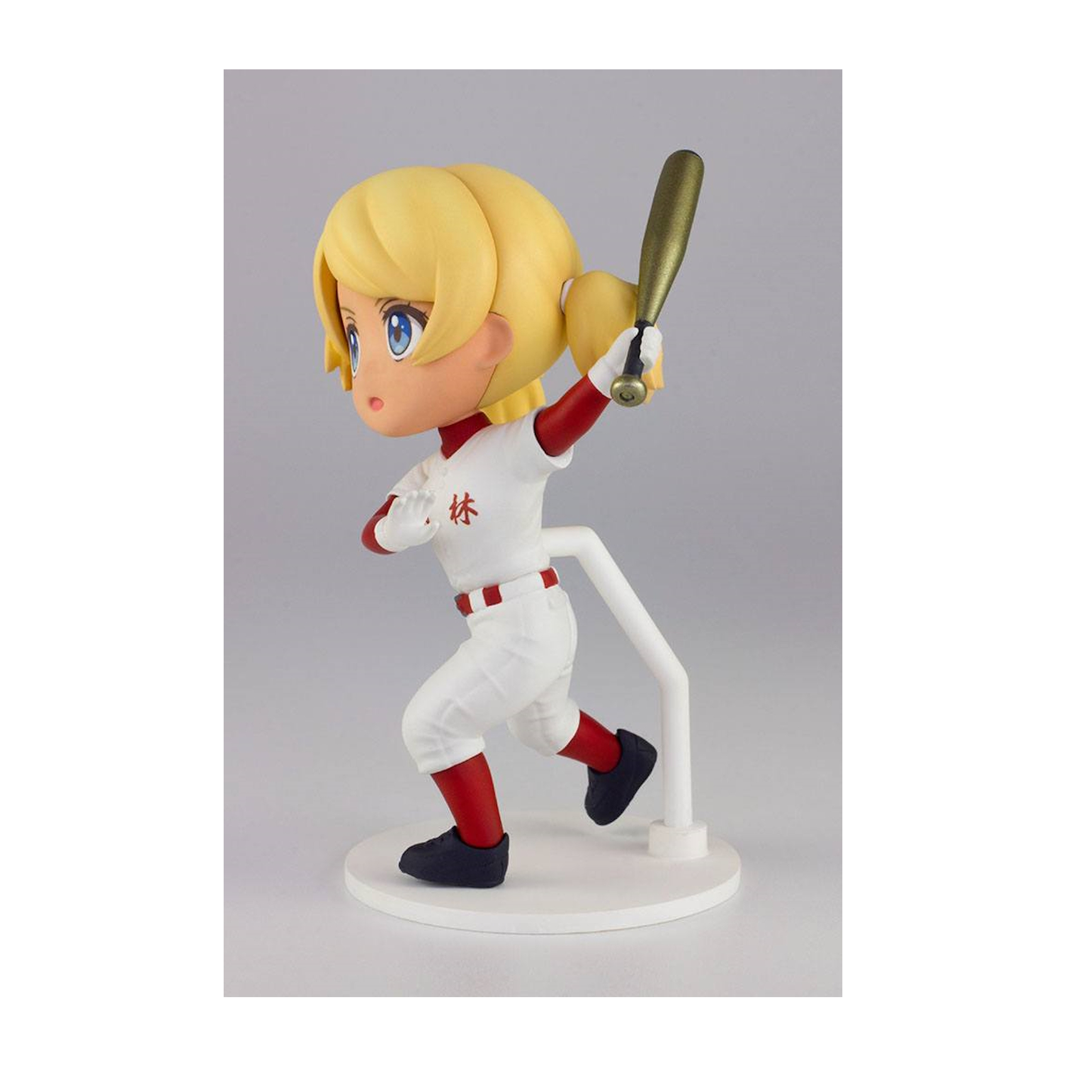 Anime-Baseballspieler-Figur in weißer Uniform mit Schläger.