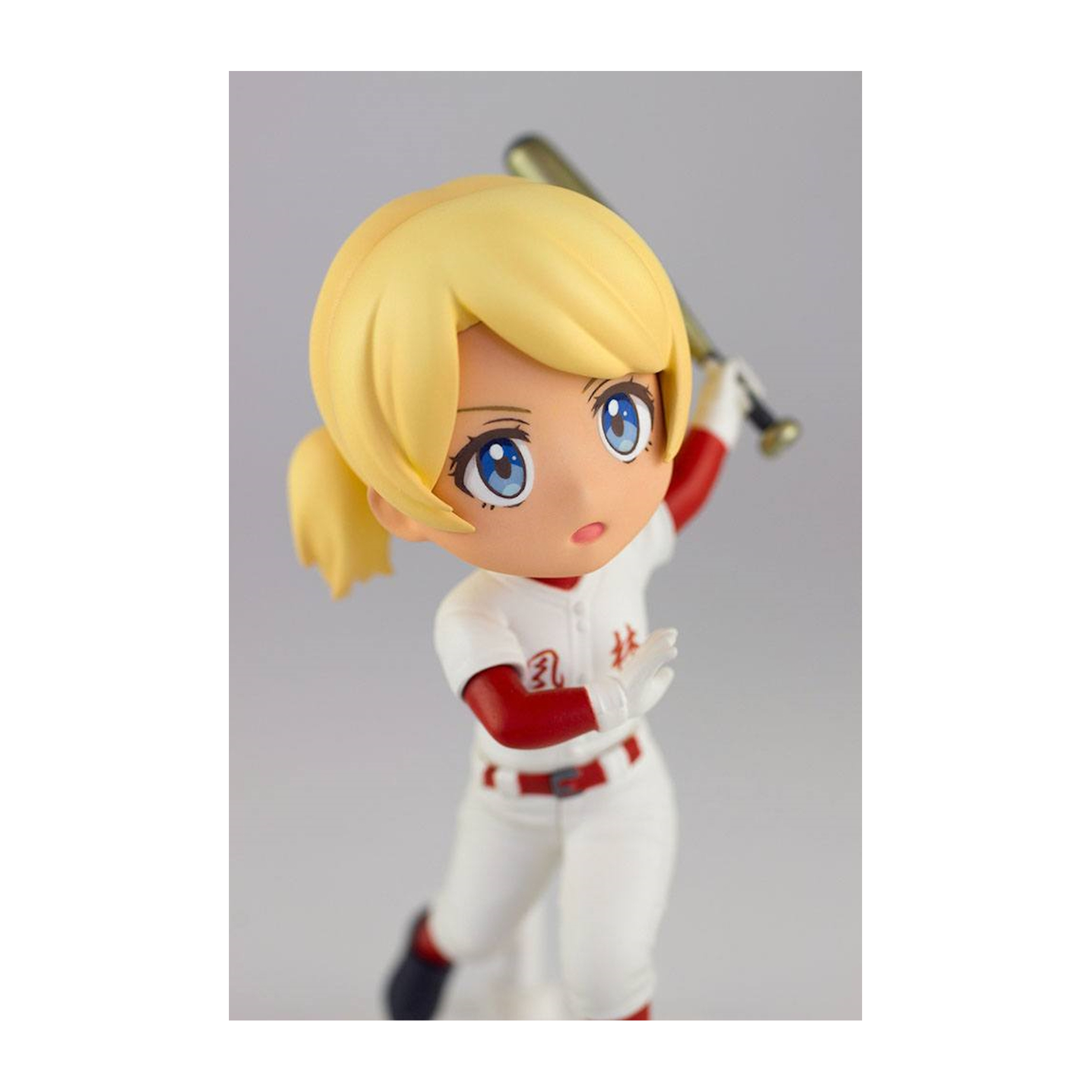 Anime-Stil Figur eines Mädchens in Baseball-Uniform, das einen Schläger hält.