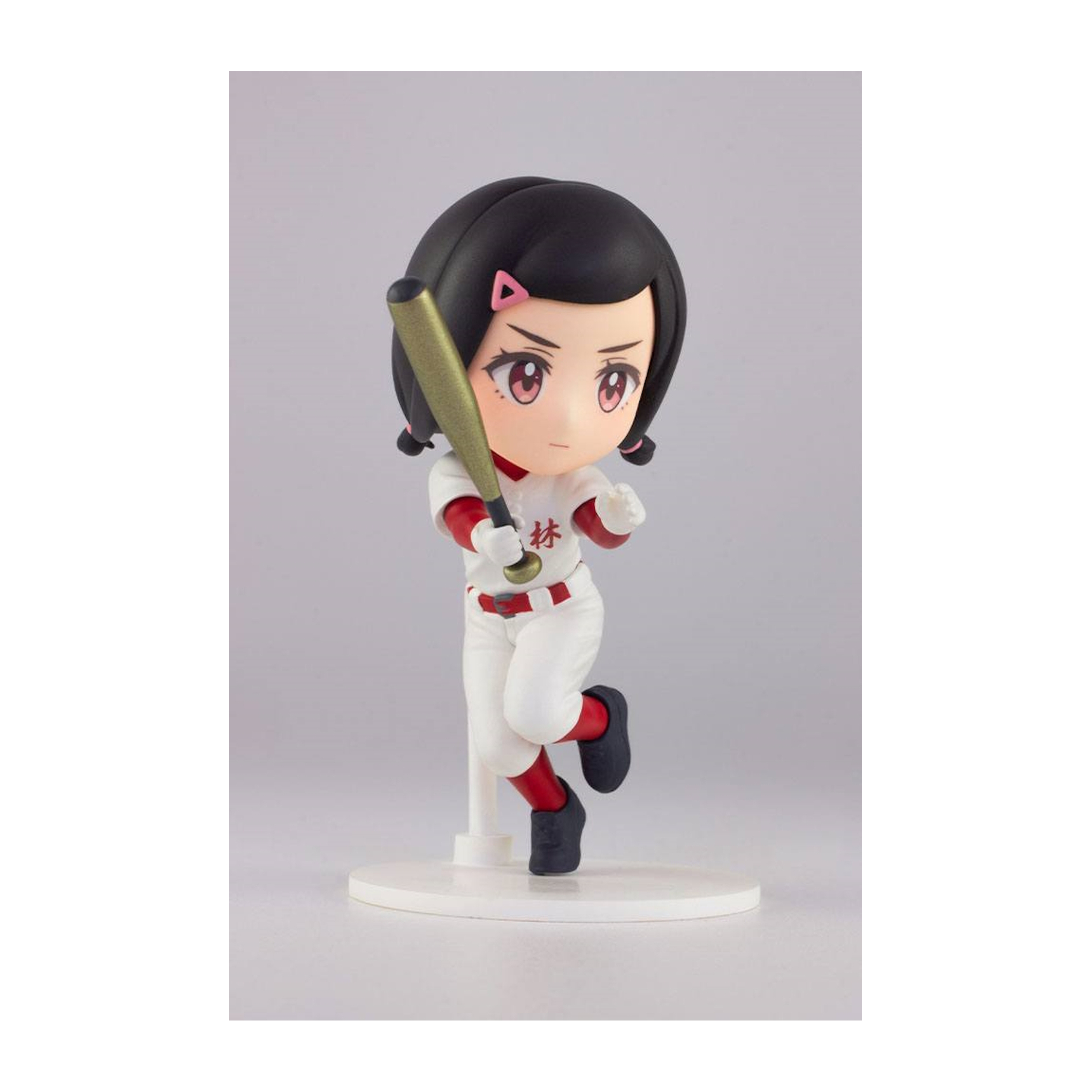 Anime-Figur eines Mädchens in Baseballuniform, das einen Schläger hält, auf einem Ständer.