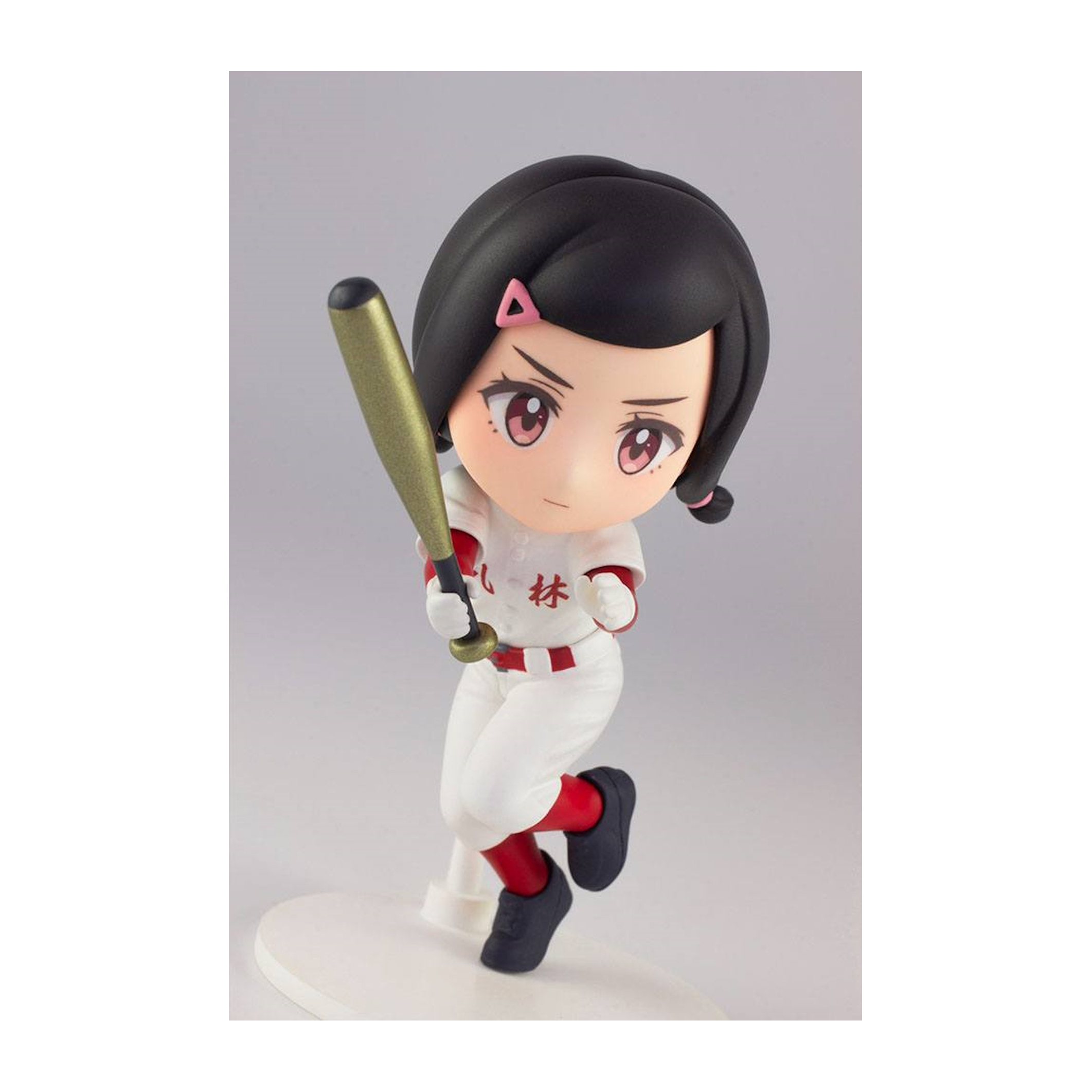 Anime-Figur eines Baseballmädchens mit Schläger, in Baseballuniform und weißer Basis.