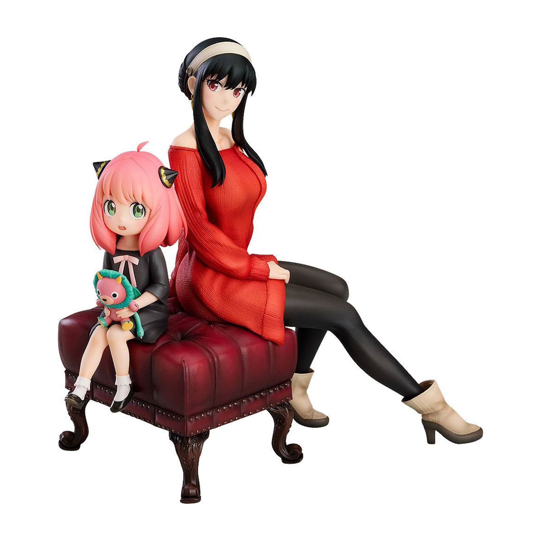 Figur von Anya und Yor Forger. Anya sitzt auf rotem Hocker, hält Plüschtier. Yor in Rot.