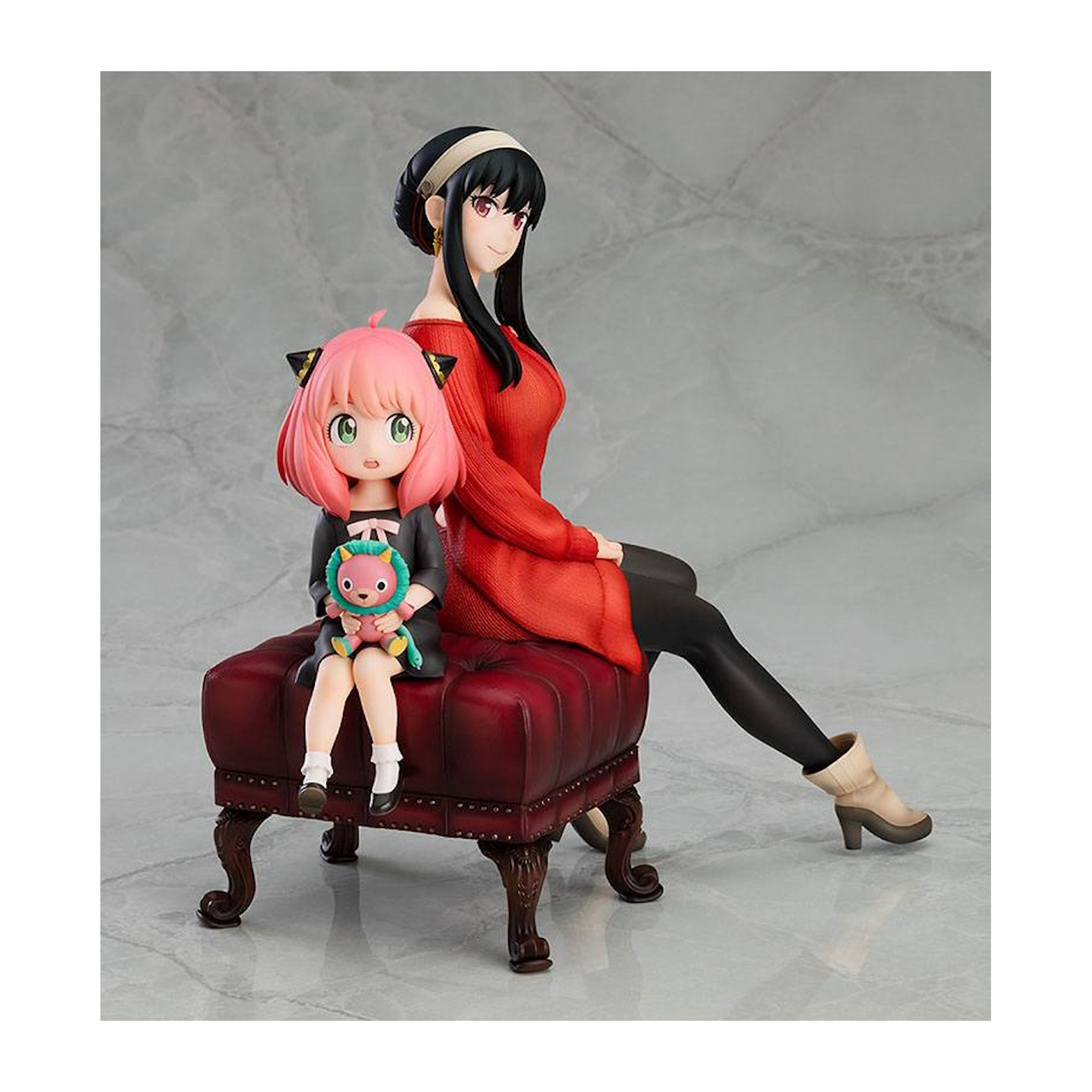 Eine Figur von Yor Forger, die mit Anya Forger aus Spy x Family auf einem Stuhl sitzt.