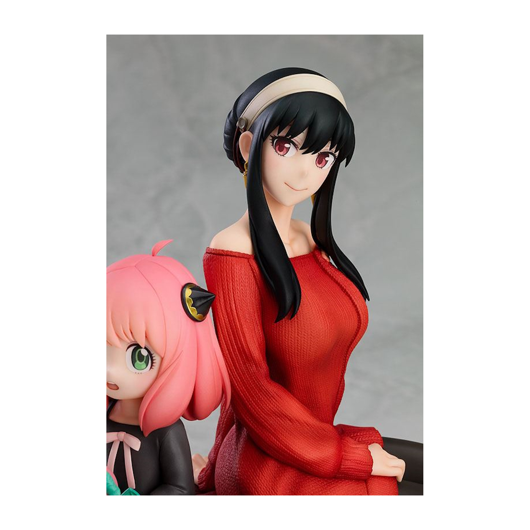 Eine Figur von Yor Forger und Anya Forger aus Spy x Family. Yor in Rot, Anya in Pink.