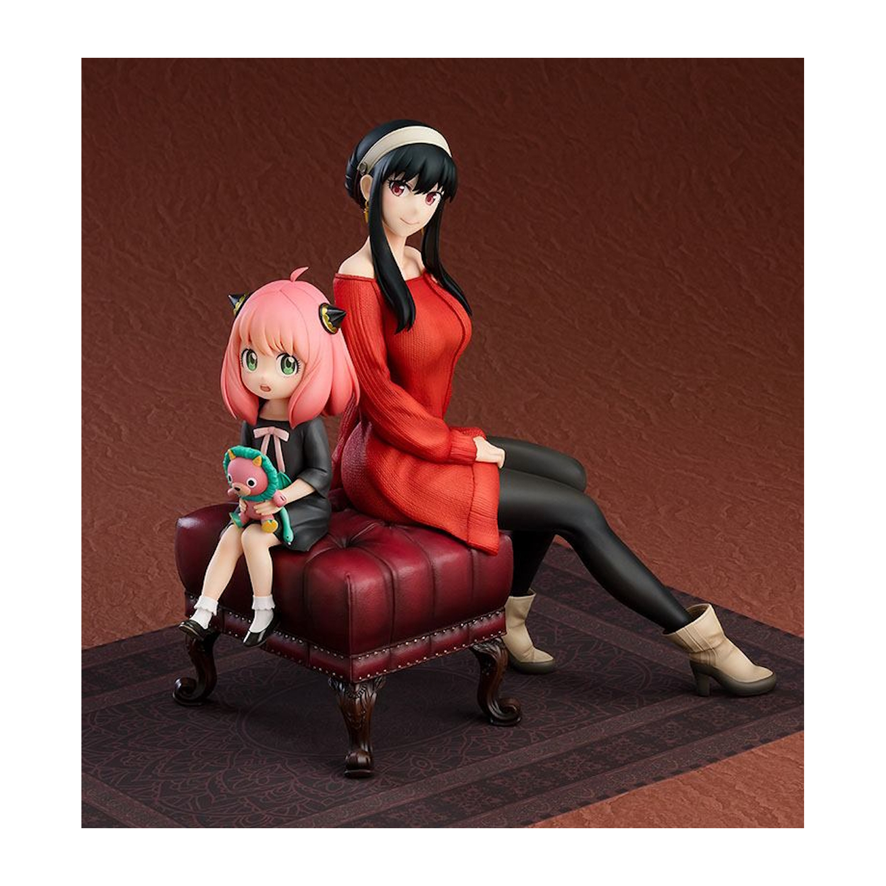 Figur von zwei Charakteren: Anya und Yor Forger. Auf einem Hocker sitzend. Rotes Kleid und schwarze Haare.