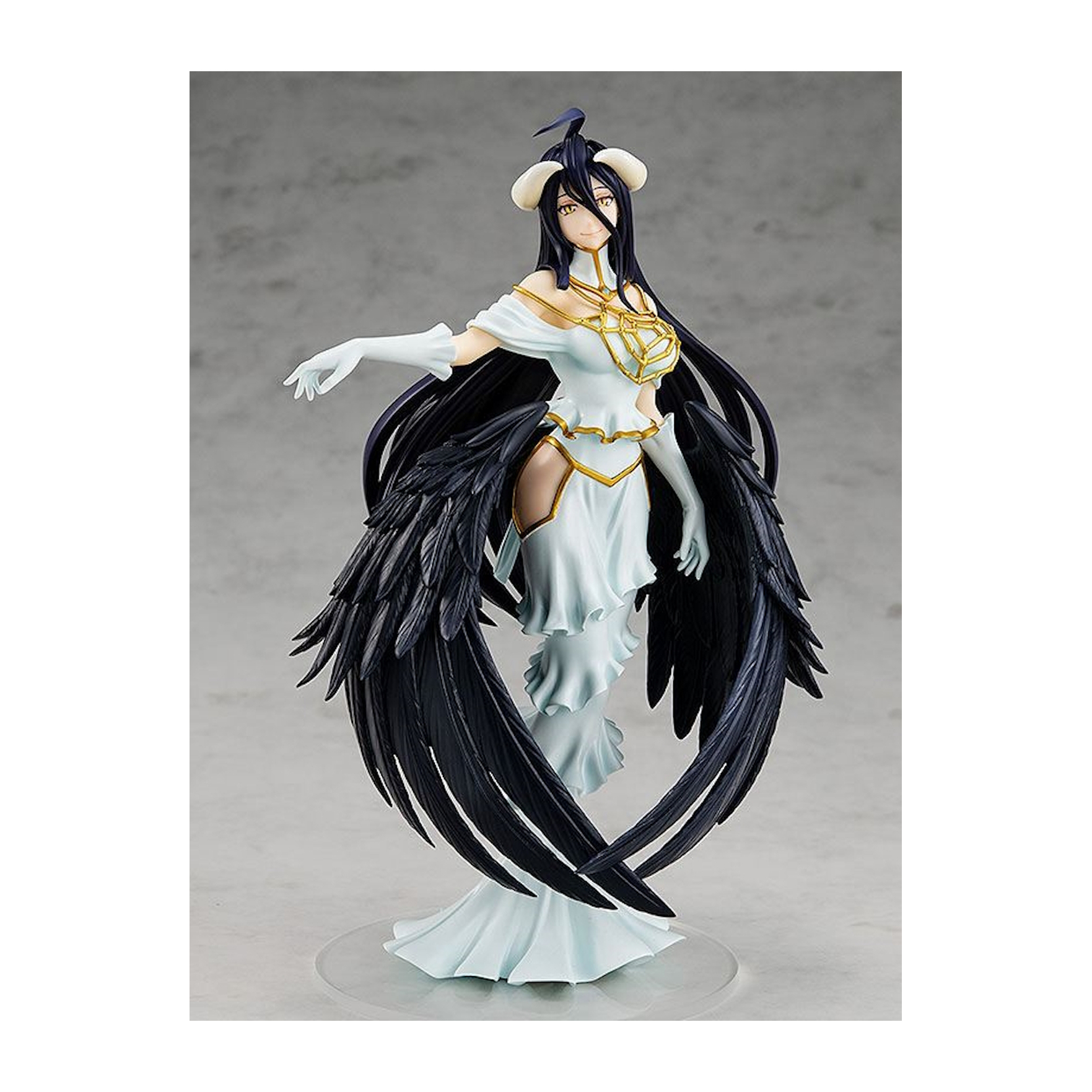 Albedo-Figur mit schwarzen Flügeln und weißem Kleid. Sie steht auf einem Sockel. Der Hintergrund ist ein neutrales Grau.