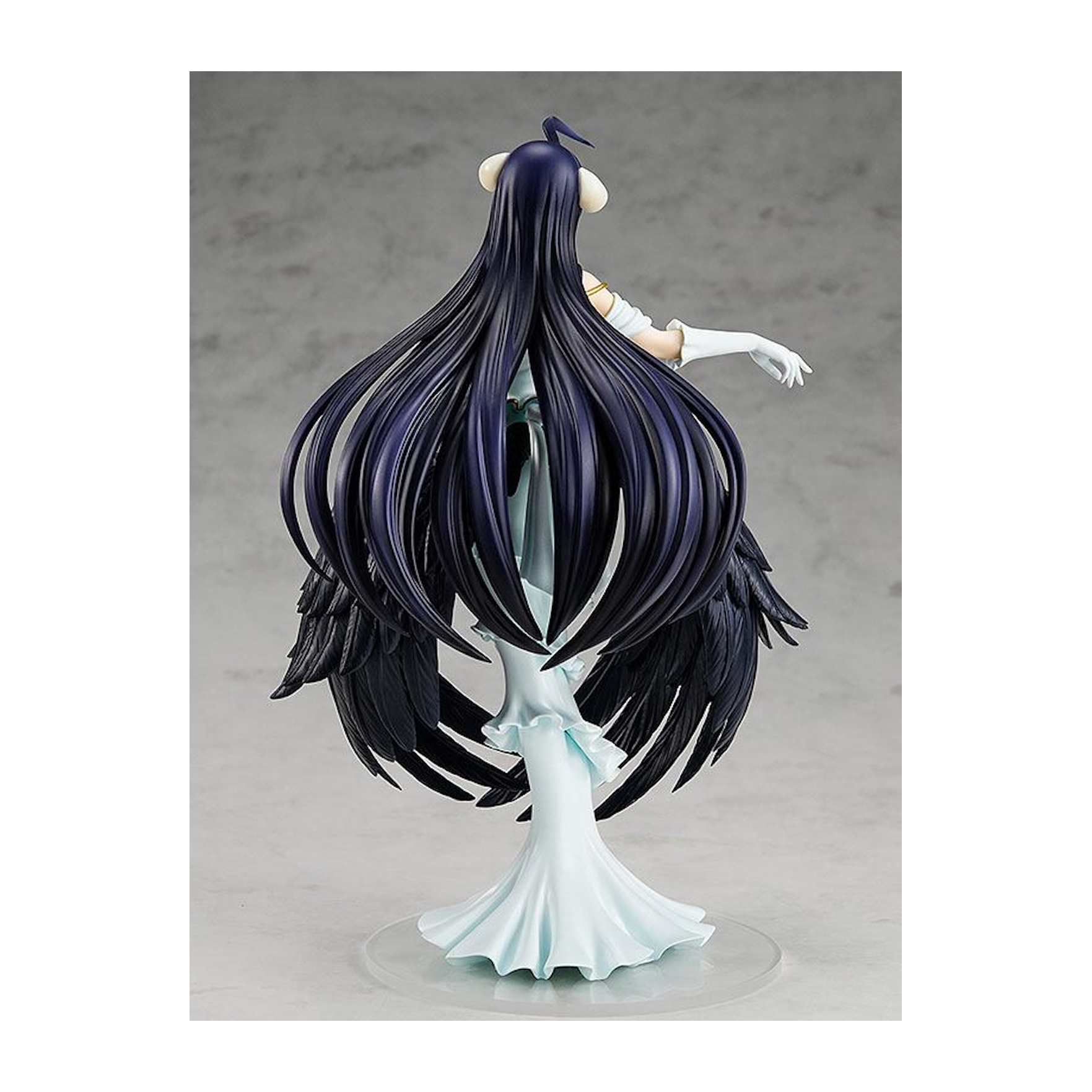 Eine weibliche Anime-Figur mit langen schwarzen Haaren, die von hinten ein weißes Kleid und schwarze Flügel trägt.