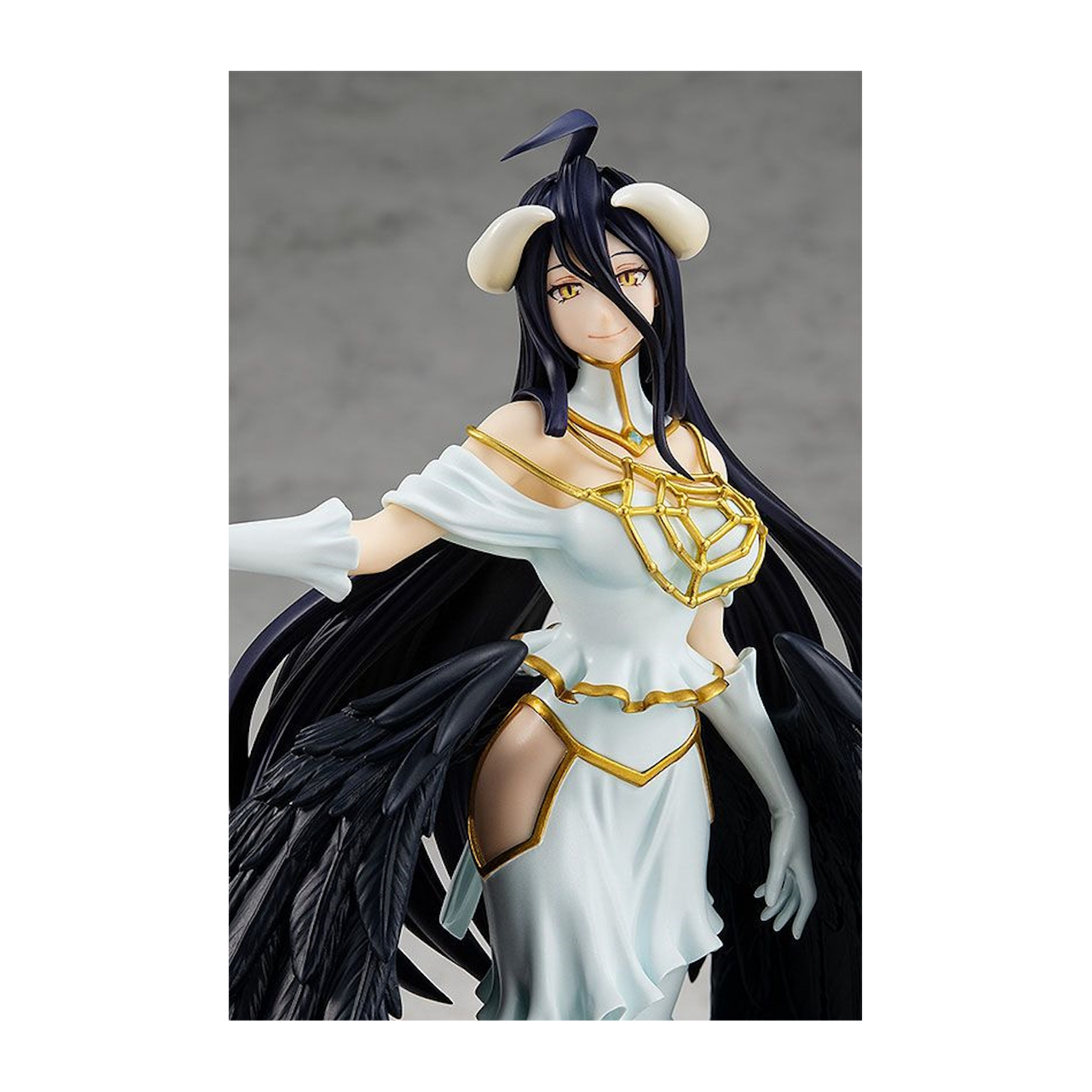 Albedo Figur. Weißes Kleid, langes schwarzes Haar und schwarze Flügel. Goldakzente. Stehende Pose.