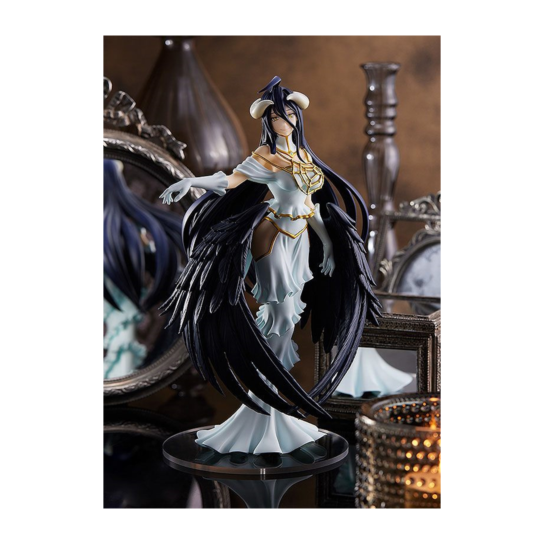 Anime-Figur einer Frau mit schwarzen Flügeln, weißem Kleid und Hörnern, die auf einem klaren Ständer steht.