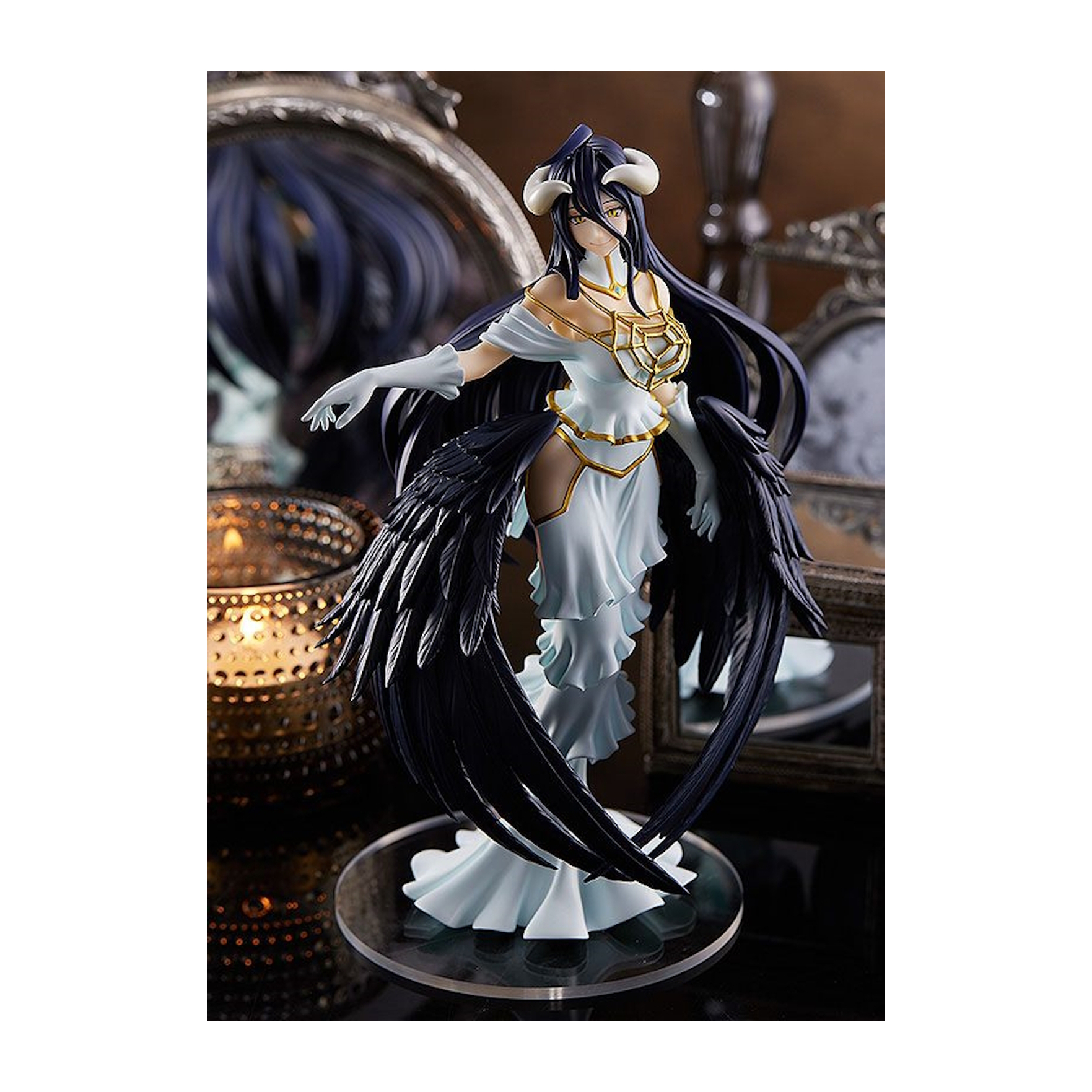 Anime-Figur einer Frau mit schwarzen Flügeln und einem weißen Kleid. Sie steht auf einem Glassockel.