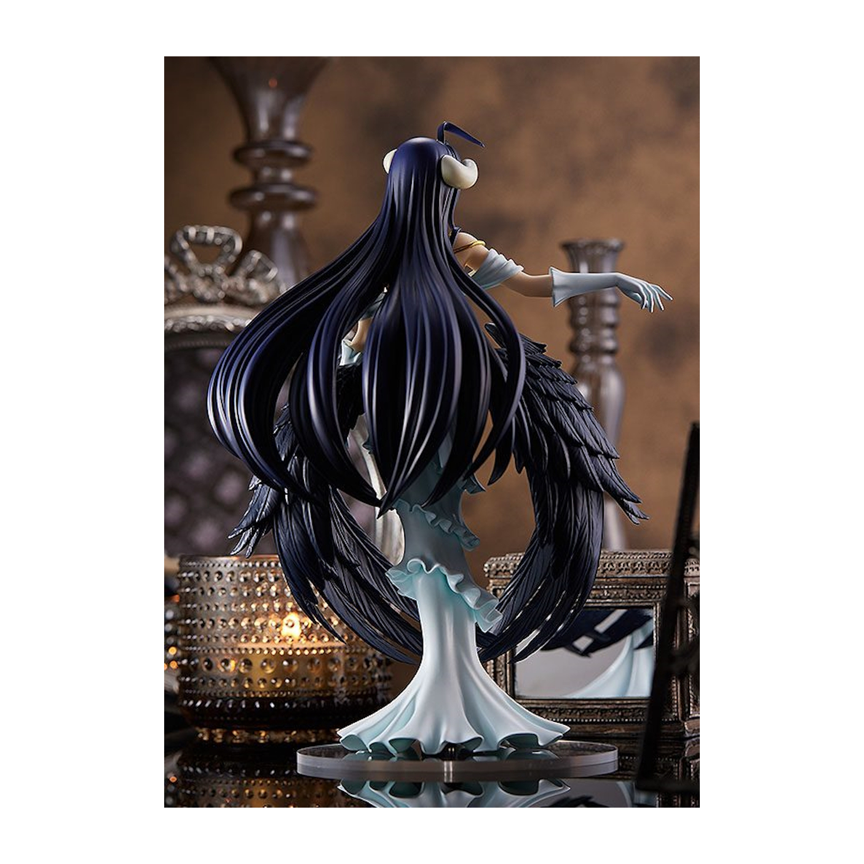 Anime-Figur einer Frau mit schwarzen Haaren und Flügeln, die vor einem schicken Hintergrund steht.